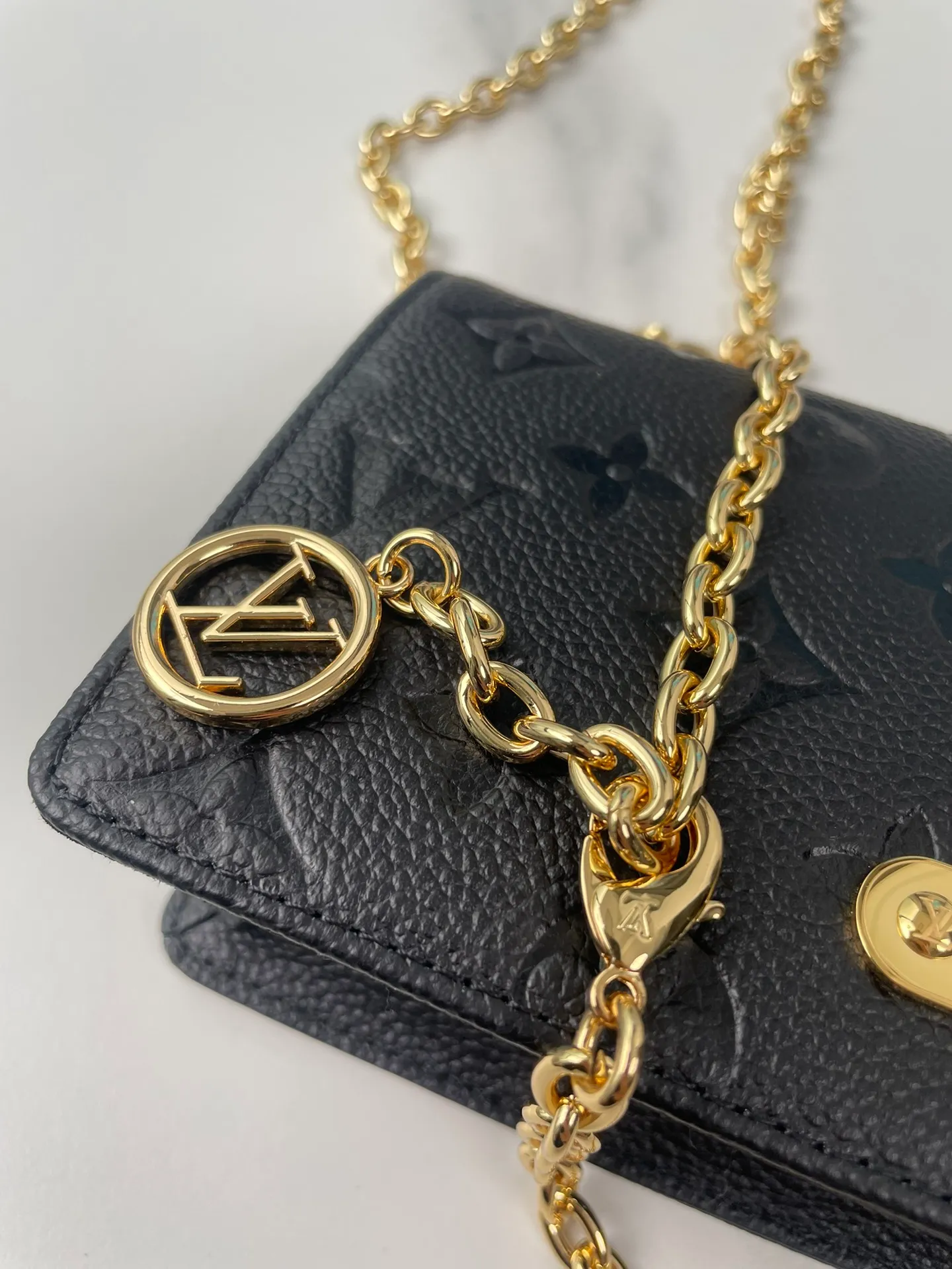 P540 chip version🇫🇷Overseas original single M82509 black embossed exclusive real shot! The Lily Wallet On Chain bag is made of grained Monogram Empreinte leather with the brand's Monogram pattern embossed on it. Cut into a square shape, the flap is embellished with studs and a Louis Vuitton logo plaque. It has ample space to easily store all your day and night needs, and the LV Circle logo is embellished with a detachable and adjustable chain, allowing for a variety of carrying methods. Size: 20.7×10.2×3.5cm