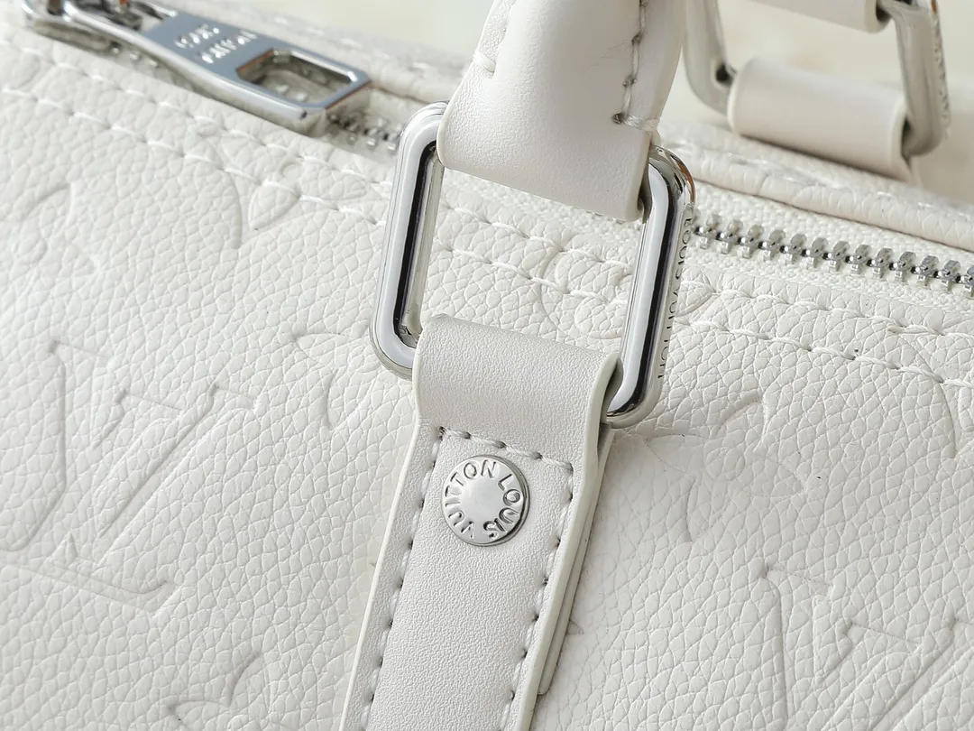 💰220💰Upgraded from the original M26055 M24434 M46271. This Keepall 25 handbag is made of Monogram Eclipse Reverse canvas, showing an elegant reinterpretation of Louis Vuitton's classic pattern. Reinforced straps and leather name tags are signature elements of the Keepall collection, while a zipper closure keeps personal items safe and secure. Dimensions: 25.0 x 15.0 x 11.0 cm (length x height x width)