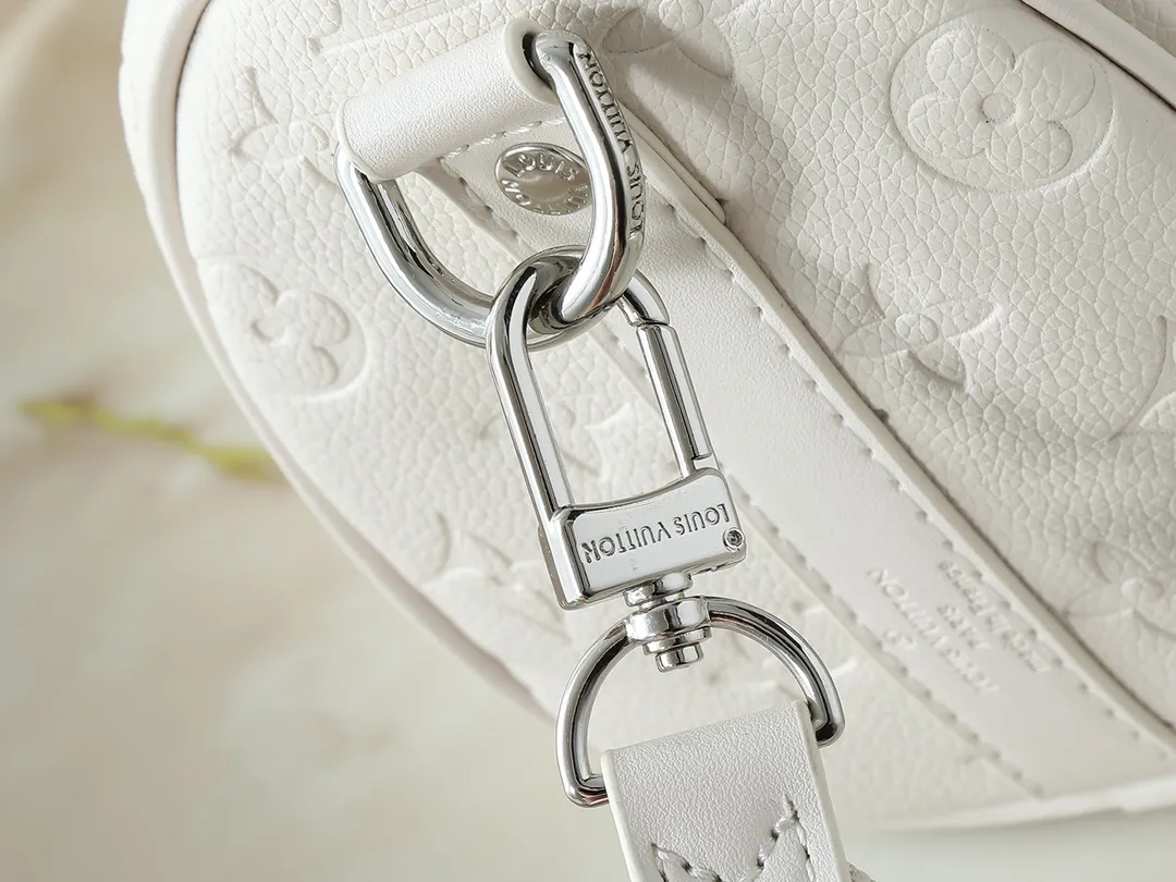 💰220💰Upgraded from the original M26055 M24434 M46271. This Keepall 25 handbag is made of Monogram Eclipse Reverse canvas, showing an elegant reinterpretation of Louis Vuitton's classic pattern. Reinforced straps and leather name tags are signature elements of the Keepall collection, while a zipper closure keeps personal items safe and secure. Dimensions: 25.0 x 15.0 x 11.0 cm (length x height x width)