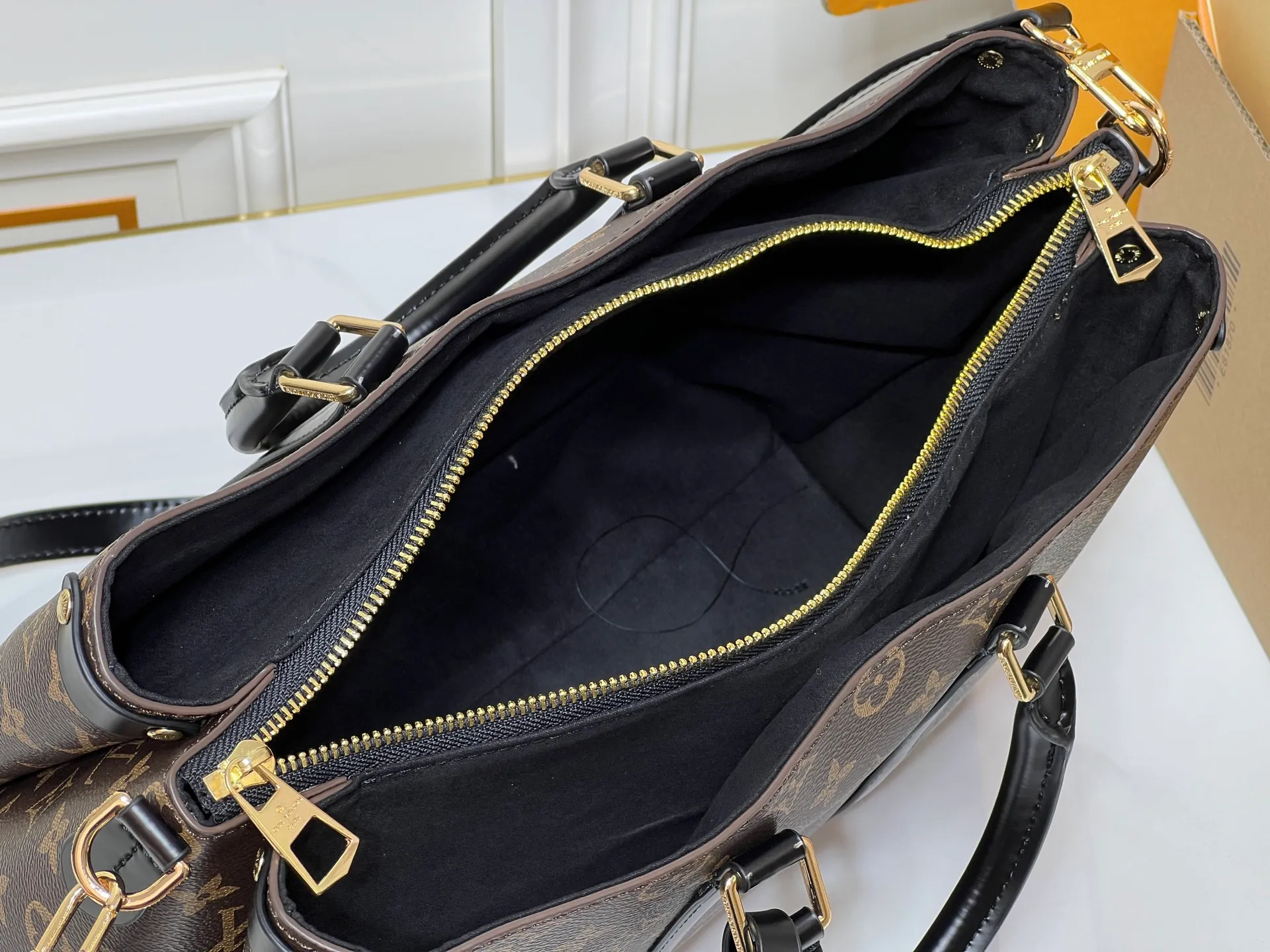 Batch 300💰Upgraded original version, new arrival OPEN HANDBAG handbag M44816 M44815 M44818 Black, bright red, presbyopia Open Handbag is made of selected Monogram canvas, decorated with classic details, including side branches and two-sided textured leather inlay, gold rivets and nails, classic leather luggage tag, top handle and detachable and adjustable length shoulder strap. Large 35x24x15, small 29.0×19.0×10.0cm