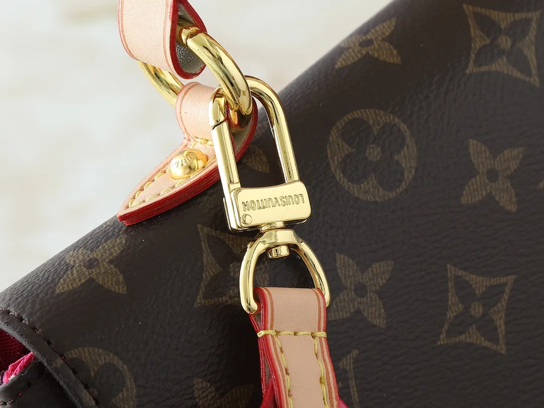 💰260💰Upgraded from the original M42738 M44863. The pure structure and silhouette of this CLUNY BB handbag will never go out of style, and the straps adopt bright colors that are popular nowadays. The Cluny bag is very practical and is the ideal business bag. The top handle can meet the different requirements of hand carry and elbow carry, and the removable shoulder strap can also meet the requirements of shoulder carrying. Magnetic clasp keeps personal finances safely stored. 28.0x 20.0x 10.0cm