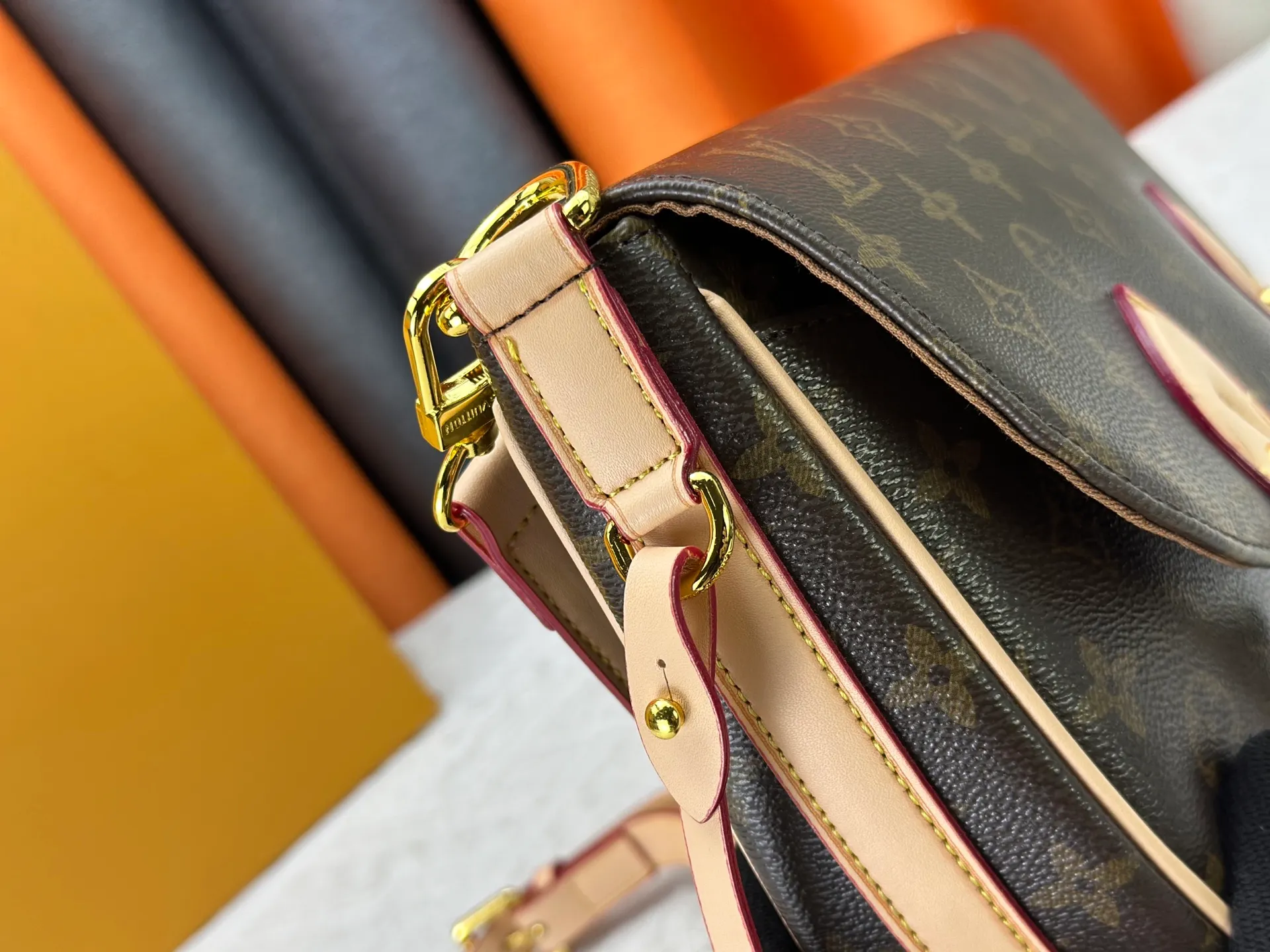 The P300 M15134 Escape handbag makes an eye-catching appearance in the LV Travels With Grace Coddington series. It is a canvas bag with a fun Meowgram pattern and a cat-shaped leather decoration hand-painted by Coddington himself. The flexible design provides a variety of carrying methods and can easily accommodate various daily needs. Dimensions: 21 x 7 x 30 cm