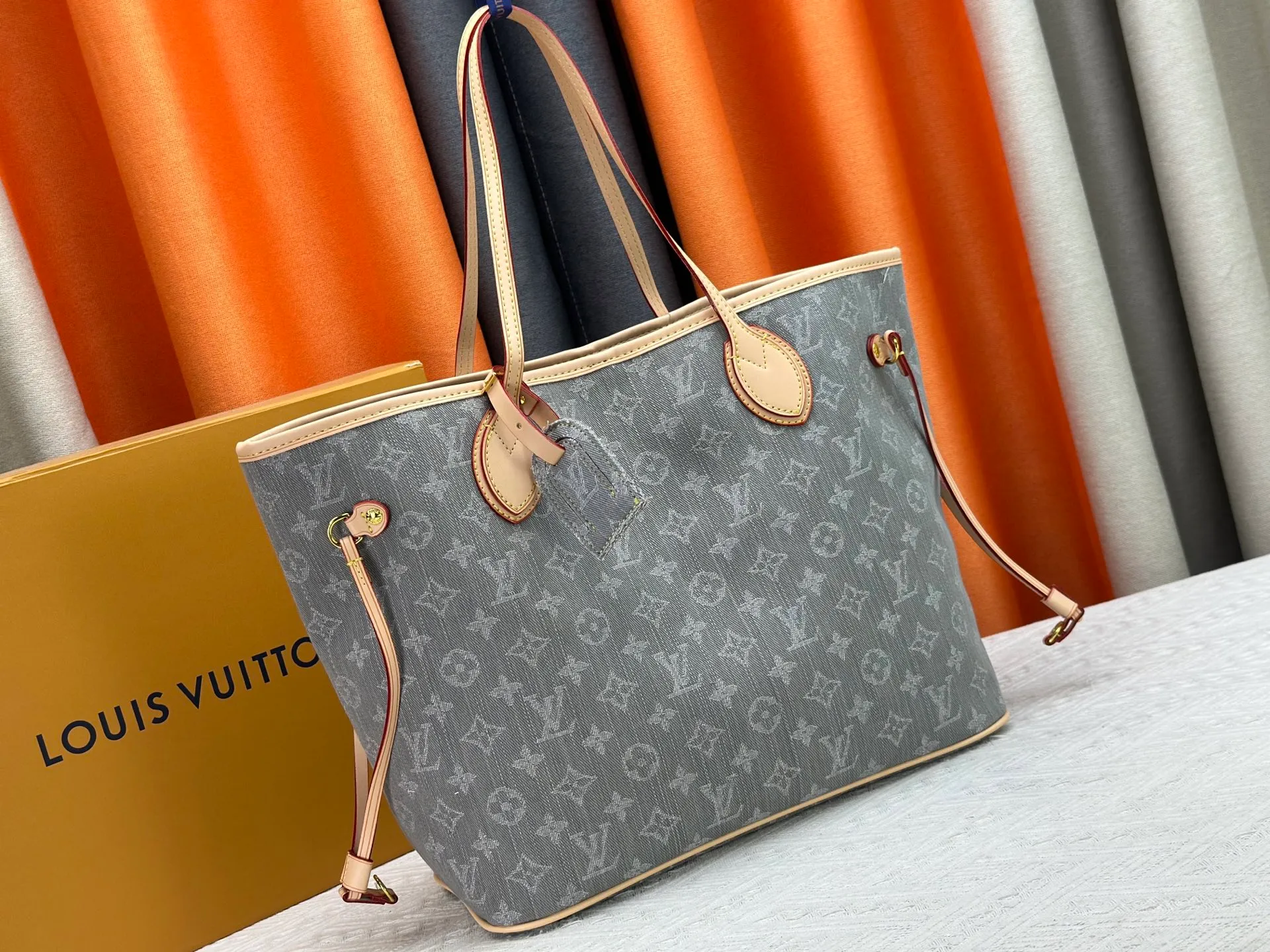 P270 Upgraded original M13192 M40995 This medium-sized Neverfull handbag is made of Monogram denim with cow leather trim. The adjustable straps on the side can flexibly tighten the silhouette, making it a classic choice for urban travel. Plenty of space can easily store a 13-inch laptop, and multiple pockets such as a detachable zipper bag complete the functionality. Dimensions: 31.0 x 28.0 x 14.0 cm (length x height x width)