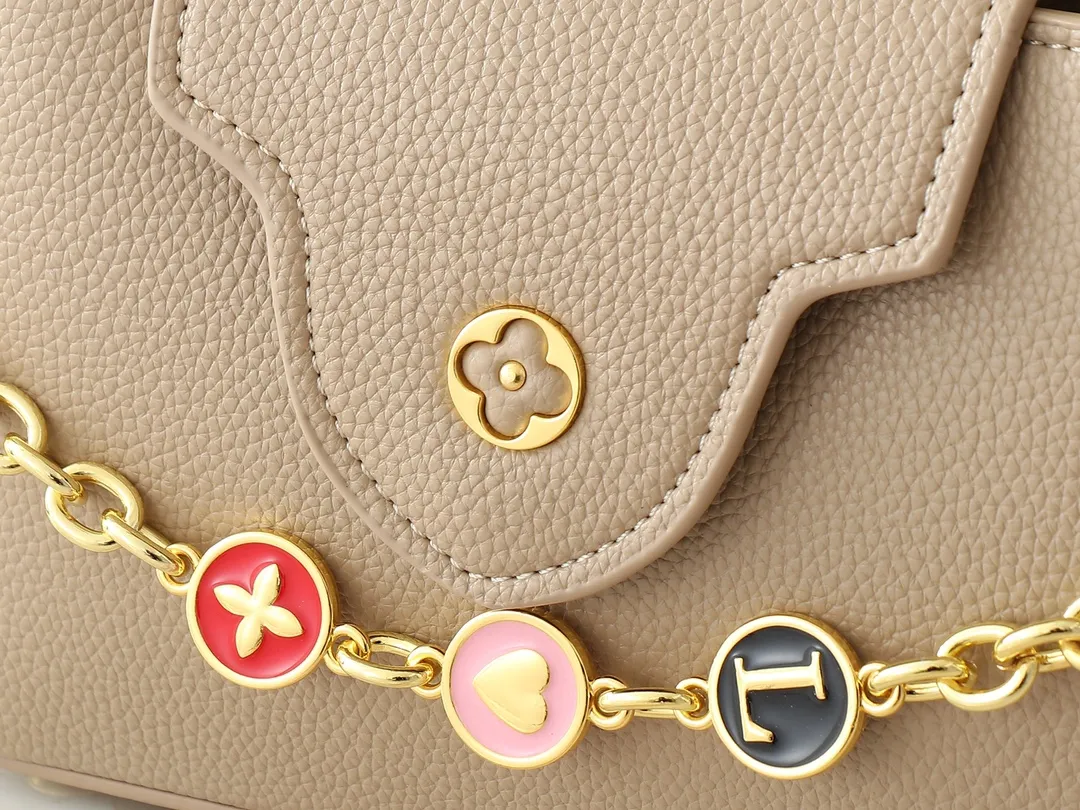 💰380💰Guangzhou goods Upgraded original M00014 M00013 M00015 [New size] This Capucines new size handbag shows soft beauty: Taurillon leather bag body with light-colored flap and top handle, enamel Monogram flower chain can also achieve a shoulder-carrying experience. Wear the slim leather strap to explore more styling possibilities. Dimensions 23.5x 14 x 8 cm (length x height x width)