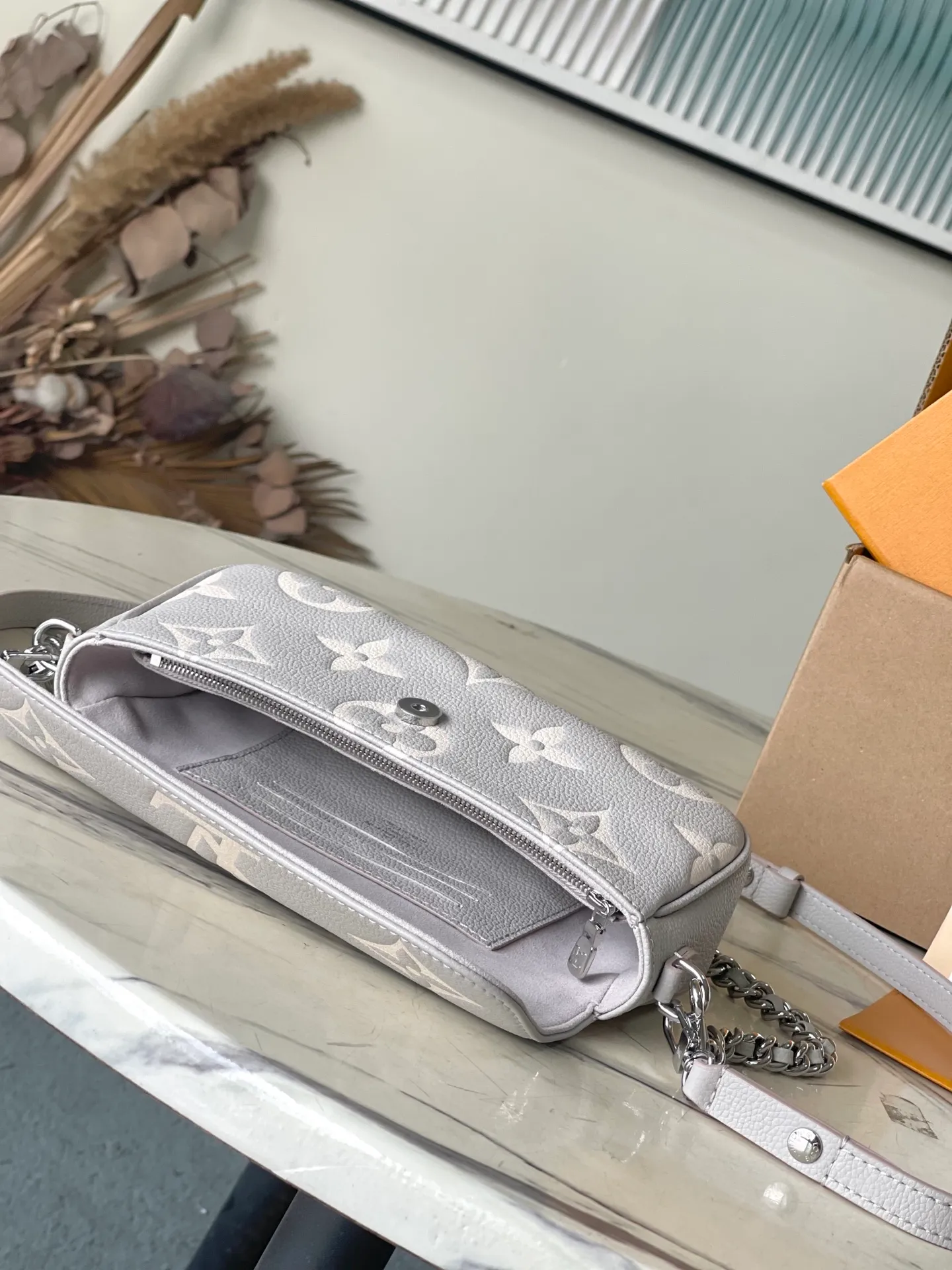 💰980 (top layer leather) Top quality original item M14225 This Wallet On Chain Ivy handbag is made of the brand’s classic Monogram Empreinte leather and returns for the new season in a modern and elegant two-tone style. Yingze metal parts and detachable chains complement each other. Equipped with a card compartment and zippered inner pocket, it is a perfect choice for daily travel. Dimensions: 23.5 × 12 × 4.3 cm