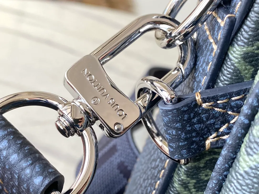 💰940 The top original M46340 Trio messenger bag releases the trendy interest of Damier Spray elements. Louis Vuitton's iconic Damier pattern is magnified and reflected in a 3D effect, while smooth and grained calf leather forms multiple structures, including a detachable front pocket and a coin purse on the shoulder strap, creating a street-ready design for Damier lovers. Dimensions: 25.0 x 18.5 x 7.0 cm (L x H x W).