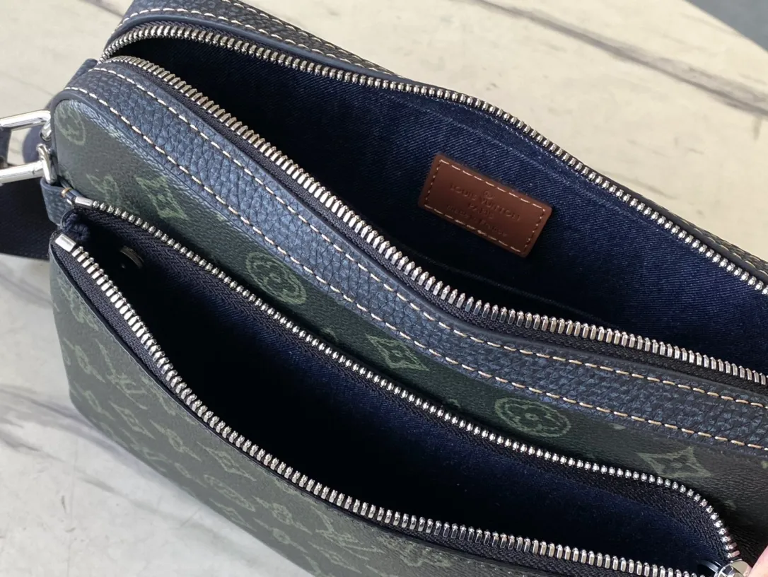 💰940 The top original M46340 Trio messenger bag releases the trendy interest of Damier Spray elements. Louis Vuitton's iconic Damier pattern is magnified and reflected in a 3D effect, while smooth and grained calf leather forms multiple structures, including a detachable front pocket and a coin purse on the shoulder strap, creating a street-ready design for Damier lovers. Dimensions: 25.0 x 18.5 x 7.0 cm (L x H x W).