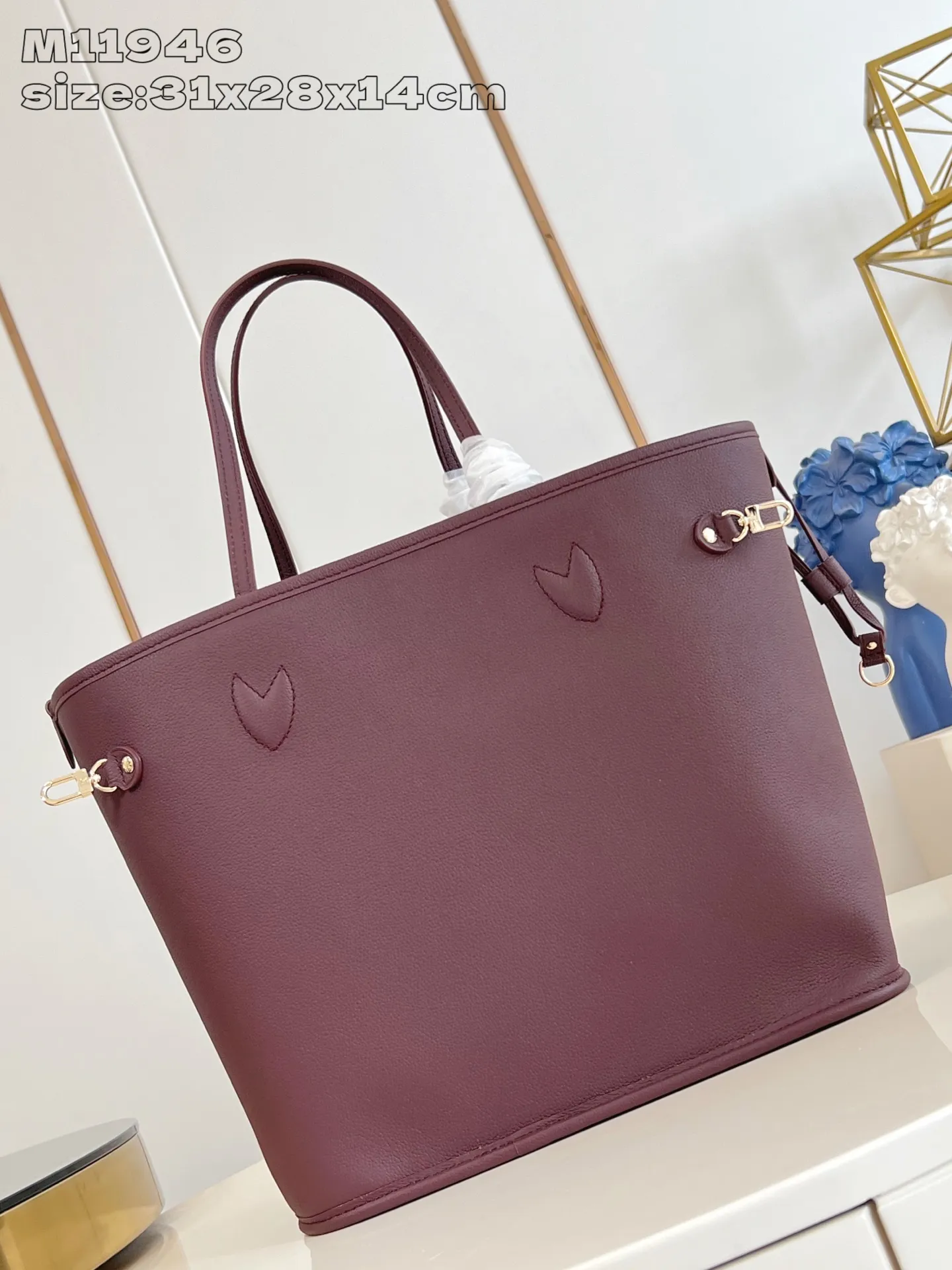 💰1020 (top layer leather) top original order M11946 Purple Red】Neverfull Inside Out medium handbag uses Monogram canvas and grain leather to create a new double-sided design. Its detachable pocket can easily be transformed into an outer bag or a compact shoulder bag. 31 x 28 x 14 cm (length x height x width)