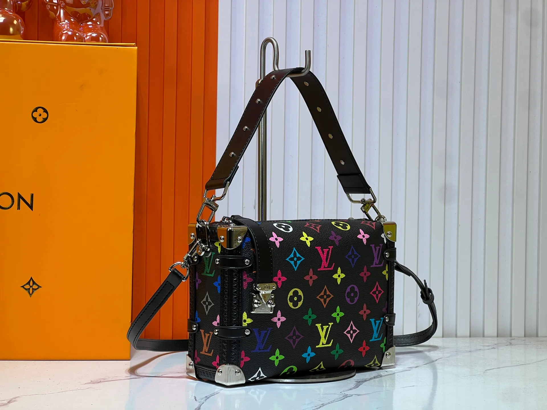 Batch 300💰M14046 M46358 Black Tricolor White Tricolor This Side Trunk medium handbag uses a humorous Monogram pattern to express the smart style of Louis Vuitton The square shape is a nod to the brand's classic luggage, and the removable studded handle and shoulder strap allow for flexible carrying. Size: 23.5x16x8.5cm