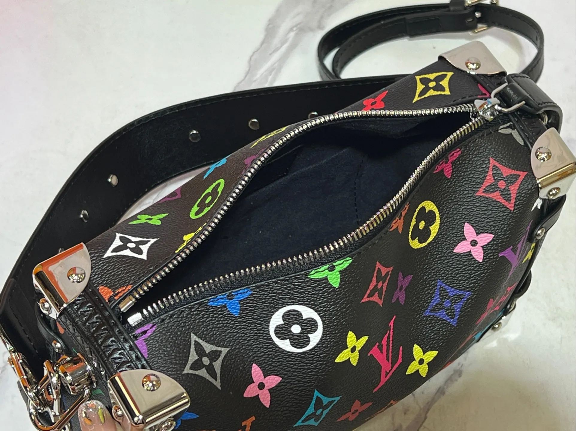 Batch 300💰M14046 M46358 Black Tricolor White Tricolor This Side Trunk medium handbag uses a humorous Monogram pattern to express the smart style of Louis Vuitton The square shape is a nod to the brand's classic luggage, and the removable studded handle and shoulder strap allow for flexible carrying. Size: 23.5x16x8.5cm