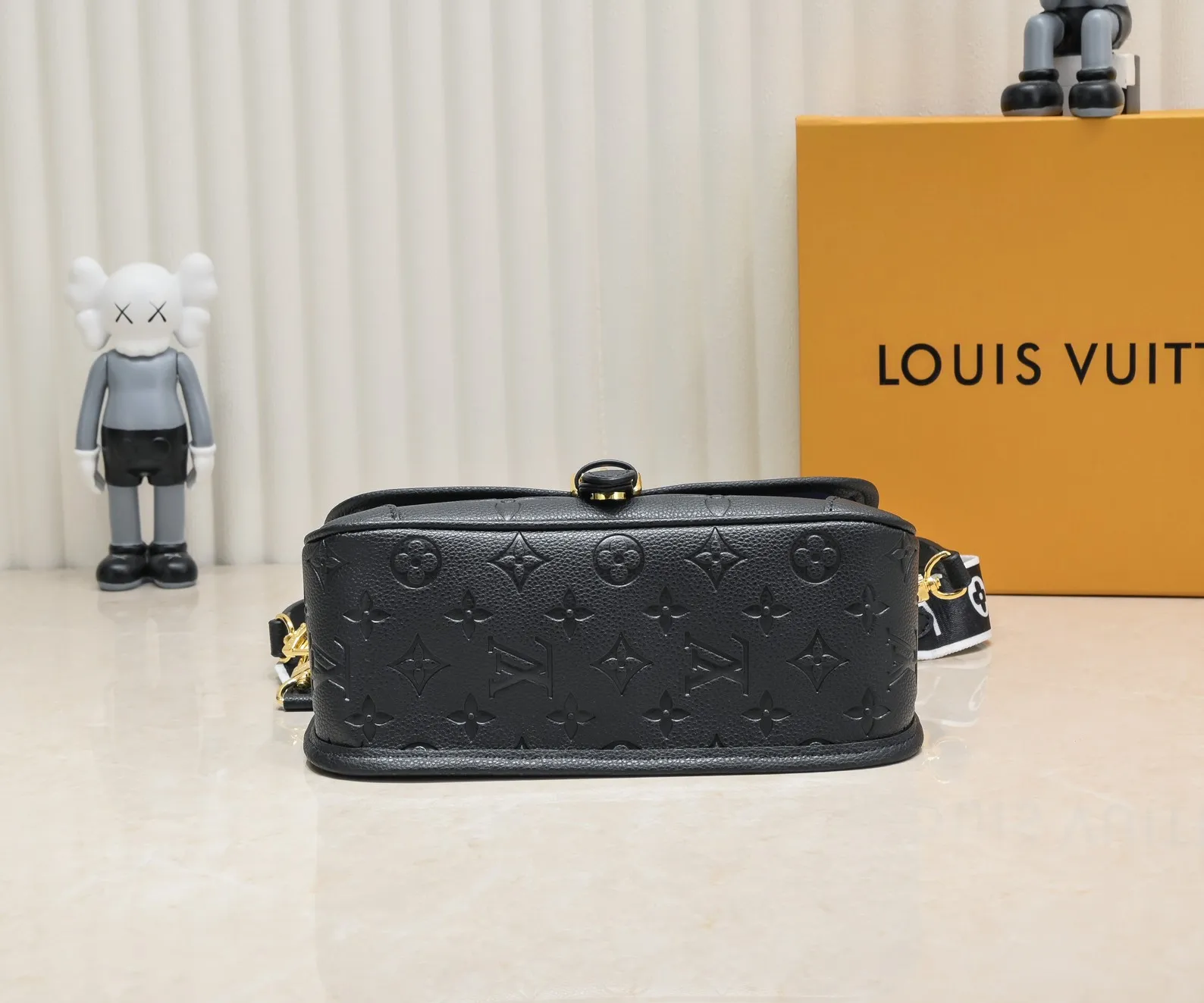 ¥260💰 Exclusive real shot-upgraded version ‼ ️M46386 black M46388 white M45985 full leather baguette series new Diane handbag Diane satchel is made of Monogram Empreinte, made of the brand's iconic embossed leather. This versatile bag comes with a removable leather shoulder strap that can be worn on the shoulder or by hand, as well as a roomy removable jacquard crossbody bag with 'Louis Vuitton' printed strap. This versatile bag can be styled chic or sporty to match the overall style or mood. Dimensions: 25.0×9.0×15.0 cm.