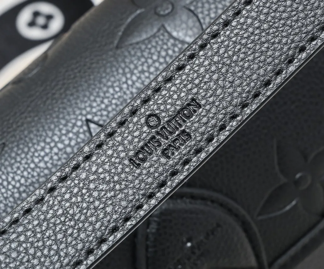 ¥260💰 Exclusive real shot-upgraded version ‼ ️M46386 black M46388 white M45985 full leather baguette series new Diane handbag Diane satchel is made of Monogram Empreinte, made of the brand's iconic embossed leather. This versatile bag comes with a removable leather shoulder strap that can be worn on the shoulder or by hand, as well as a roomy removable jacquard crossbody bag with 'Louis Vuitton' printed strap. This versatile bag can be styled chic or sporty to match the overall style or mood. Dimensions: 25.0×9.0×15.0 cm.