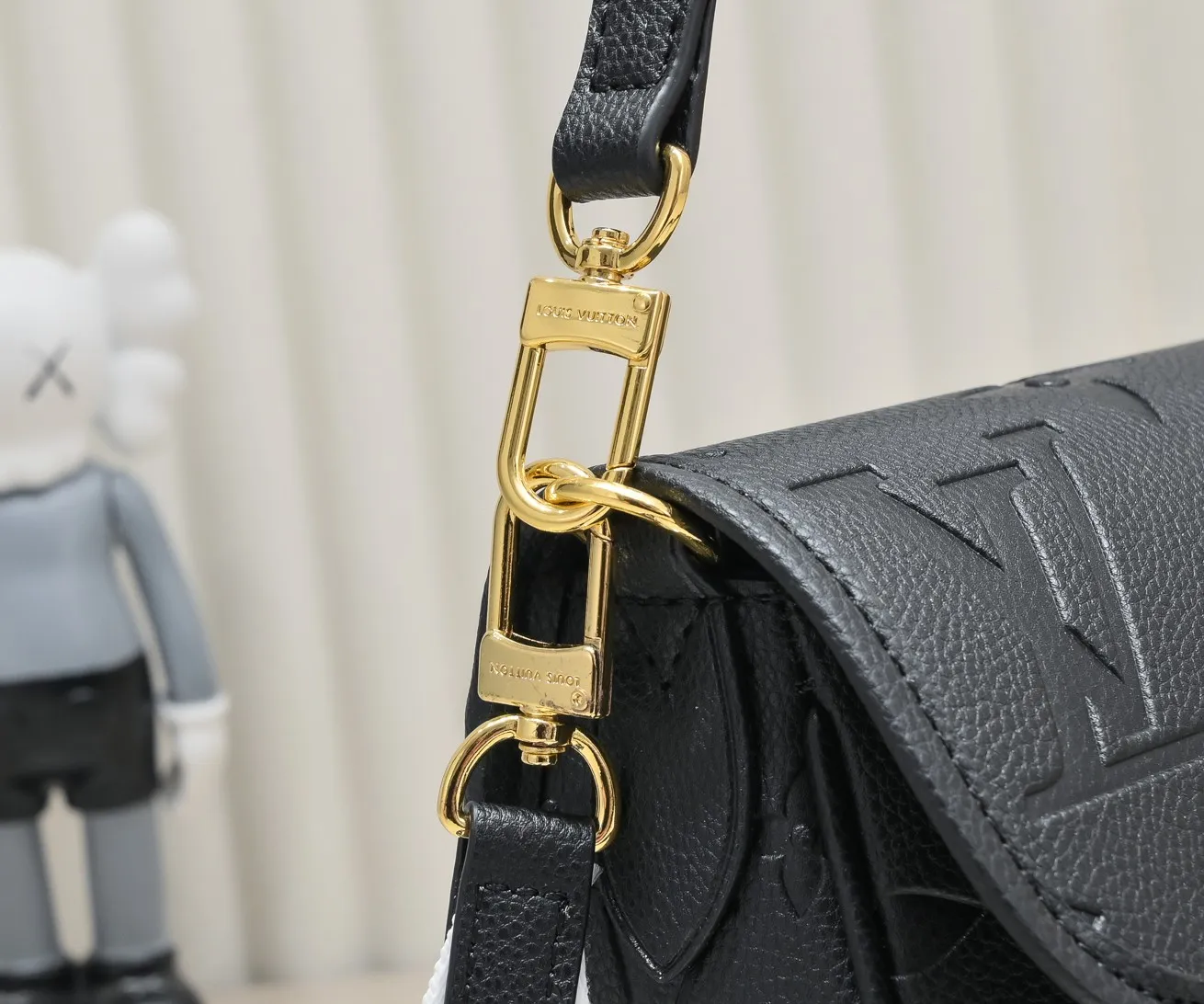 ¥260💰 Exclusive real shot-upgraded version ‼ ️M46386 black M46388 white M45985 full leather baguette series new Diane handbag Diane satchel is made of Monogram Empreinte, made of the brand's iconic embossed leather. This versatile bag comes with a removable leather shoulder strap that can be worn on the shoulder or by hand, as well as a roomy removable jacquard crossbody bag with 'Louis Vuitton' printed strap. This versatile bag can be styled chic or sporty to match the overall style or mood. Dimensions: 25.0×9.0×15.0 cm.