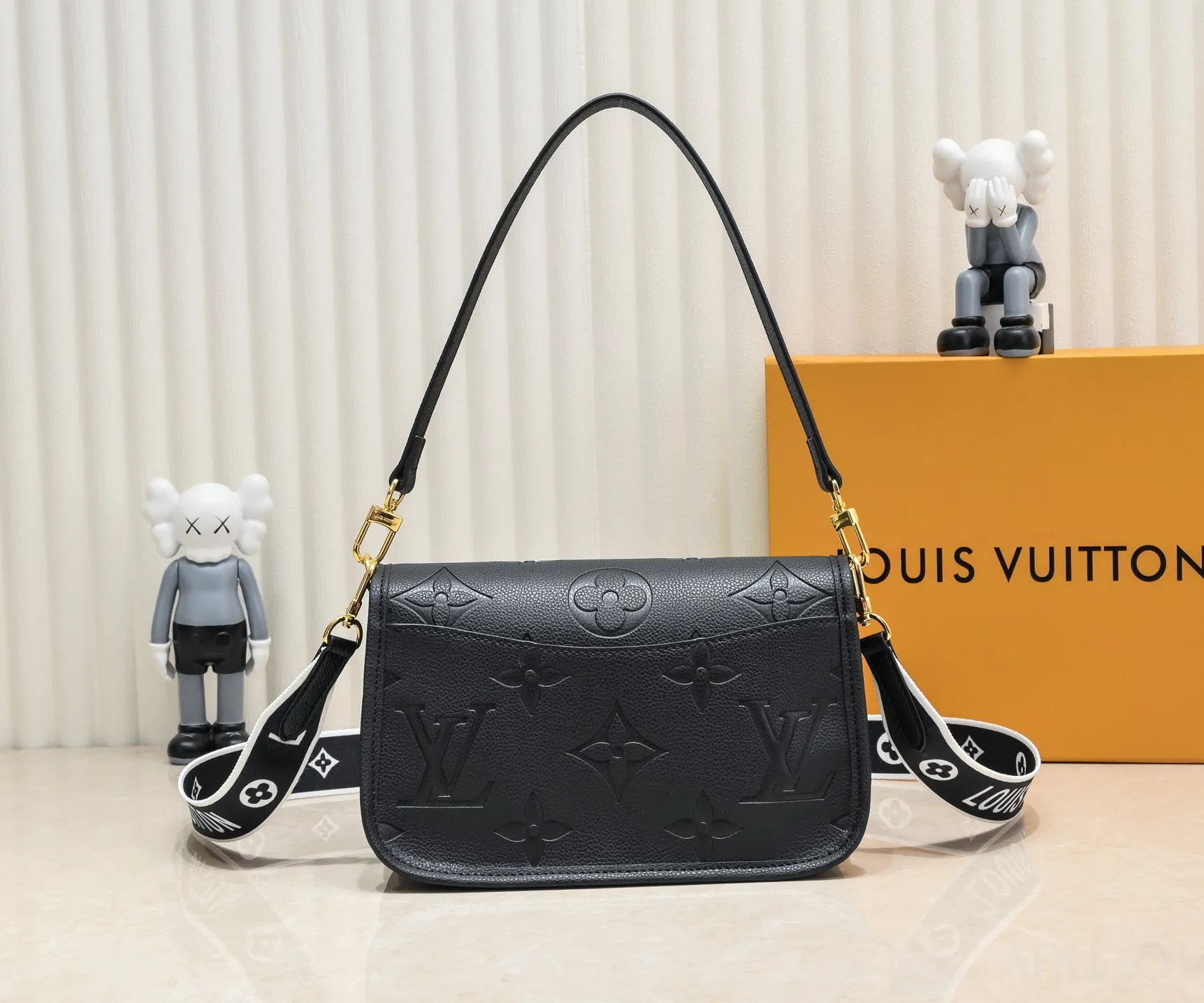 ¥260💰 Exclusive real shot-upgraded version ‼ ️M46386 black M46388 white M45985 full leather baguette series new Diane handbag Diane satchel is made of Monogram Empreinte, made of the brand's iconic embossed leather. This versatile bag comes with a removable leather shoulder strap that can be worn on the shoulder or by hand, as well as a roomy removable jacquard crossbody bag with 'Louis Vuitton' printed strap. This versatile bag can be styled chic or sporty to match the overall style or mood. Dimensions: 25.0×9.0×15.0 cm.