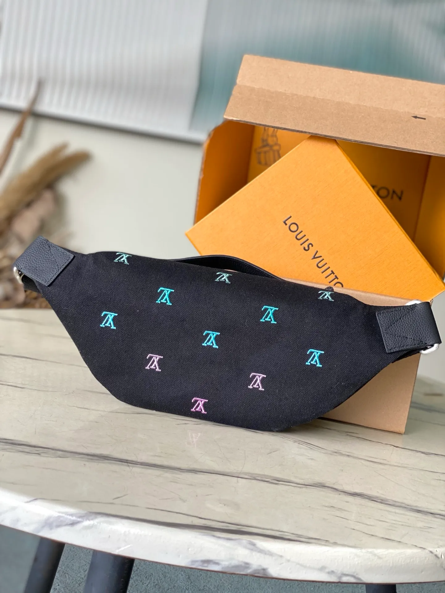 💰900 (top layer leather) top original M13961 gradient denim embroidered waist bag. It’s really nice. The design combines classic and modern elements, such as Monogram patterns and iconic logos. It has a variety of styles and can be matched with casual wear, formal wear, sportswear, etc. to enhance the overall style and fashion. Various ways of carrying it increase the flexibility of matching. Dimensions: 37x 14x 13cm (length x height x width)