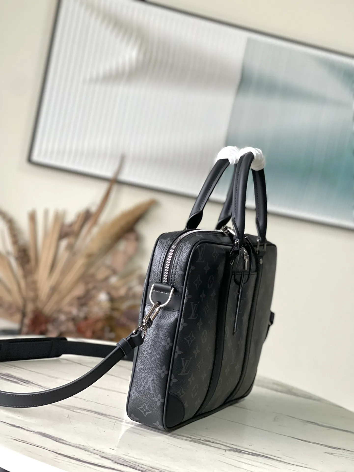 💰1000 Top Original M46457 Black Flower This Voyage small briefcase is made of Monogram Eclipse canvas to create a simple silhouette, with top leather handles, side straps and reinforced corners. The detachable and adjustable shoulder strap allows for a variety of carrying options. size：36.5x27.5x6cm