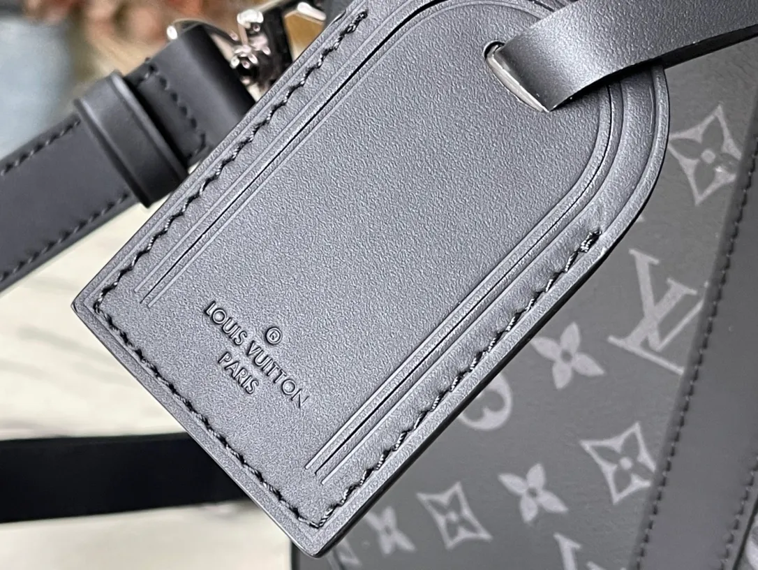 💰1000 Top Original M46457 Black Flower This Voyage small briefcase is made of Monogram Eclipse canvas to create a simple silhouette, with top leather handles, side straps and reinforced corners. The detachable and adjustable shoulder strap allows for a variety of carrying options. size：36.5x27.5x6cm