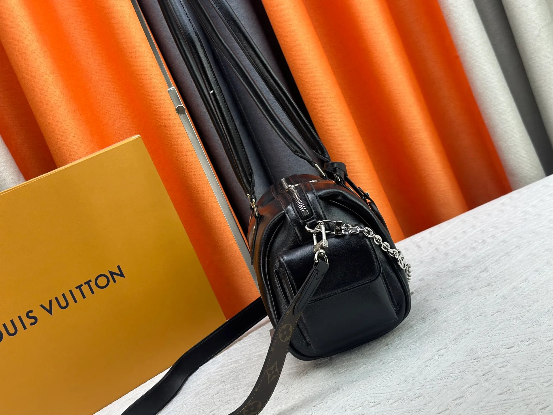 P300 Upgraded original M12934 M12965 This Speedy Cargo handbag is from the LV Vibe series, renovating the classic design of the 1930s with avant-garde touches. The glossy sheepskin body is embellished with a Monogram address plate, paying tribute to the brand's long trunk-making heritage. Plenty of space to easily store your daily needs, and the detachable leather shoulder strap allows for a variety of carrying methods. Dimensions: 28 x 17 x 12 cm (LxHxW)