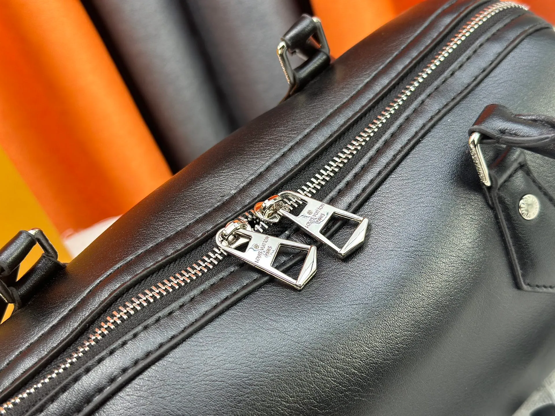 P300 Upgraded original M12934 M12965 This Speedy Cargo handbag is from the LV Vibe series, renovating the classic design of the 1930s with avant-garde touches. The glossy sheepskin body is embellished with a Monogram address plate, paying tribute to the brand's long trunk-making heritage. Plenty of space to easily store your daily needs, and the detachable leather shoulder strap allows for a variety of carrying methods. Dimensions: 28 x 17 x 12 cm (LxHxW)