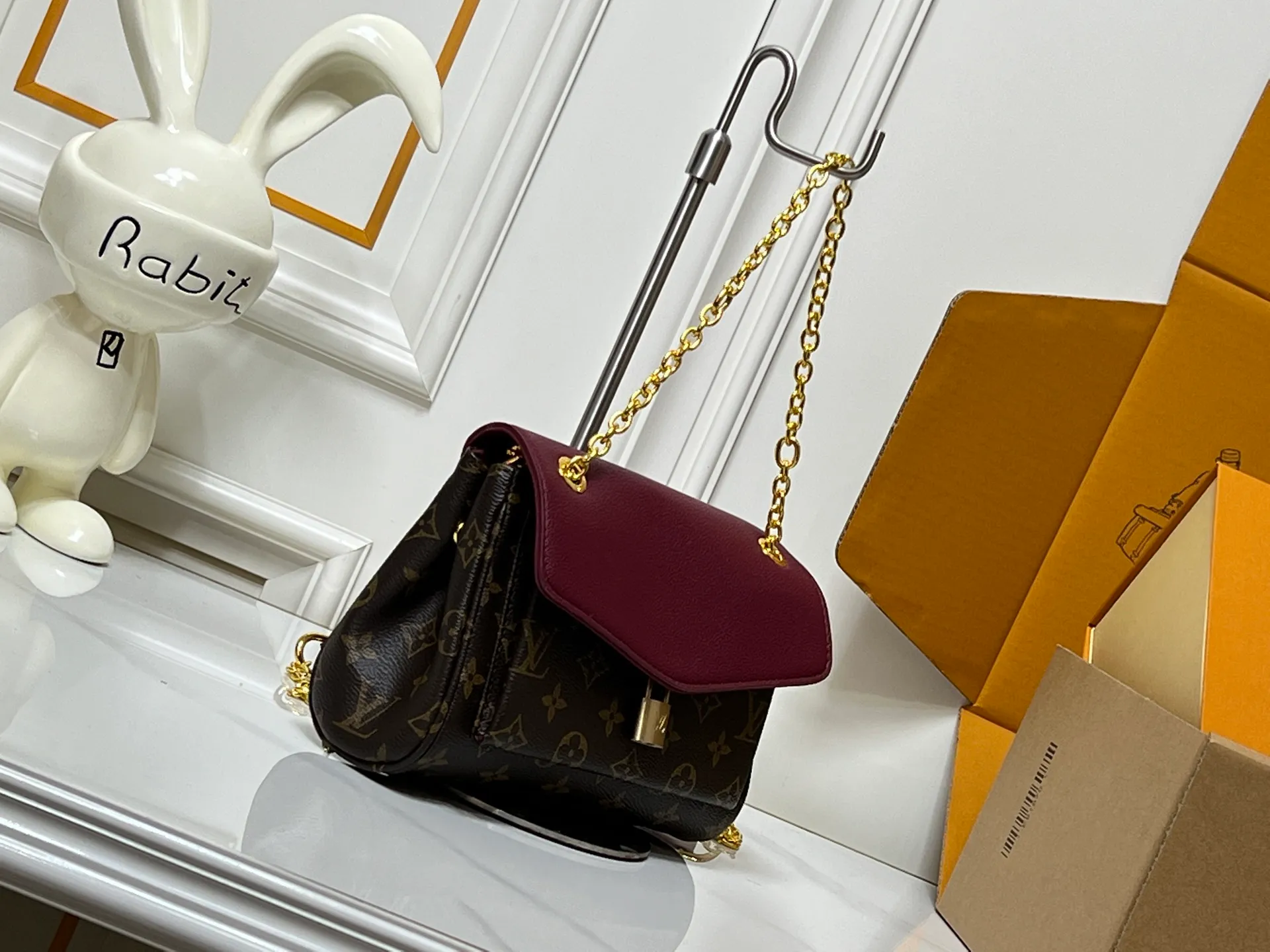 ¥300 This 𝐁𝐁 handbag is named after the exquisite and artistic Saint-Germain neighborhood in Paris. It is a stylish choice whether it is day or night. The bag is crafted from 𝐌𝐨𝐧𝐨𝐠𝐫𝐚𝐦 canvas with leather edges in a seasonal wine hue that matches the gold-toned lock – a Louis Vuitton signature design that dates back to 𝟏𝟖𝟖𝟎. The slip chain design provides a variety of matching methods, and can be worn on the shoulder. Model: M26398 Size: 𝟐𝟒 𝐱 𝟏𝟕 𝐱 𝟗 𝐜𝐦((Length 𝐱 Height 𝐱 Width)