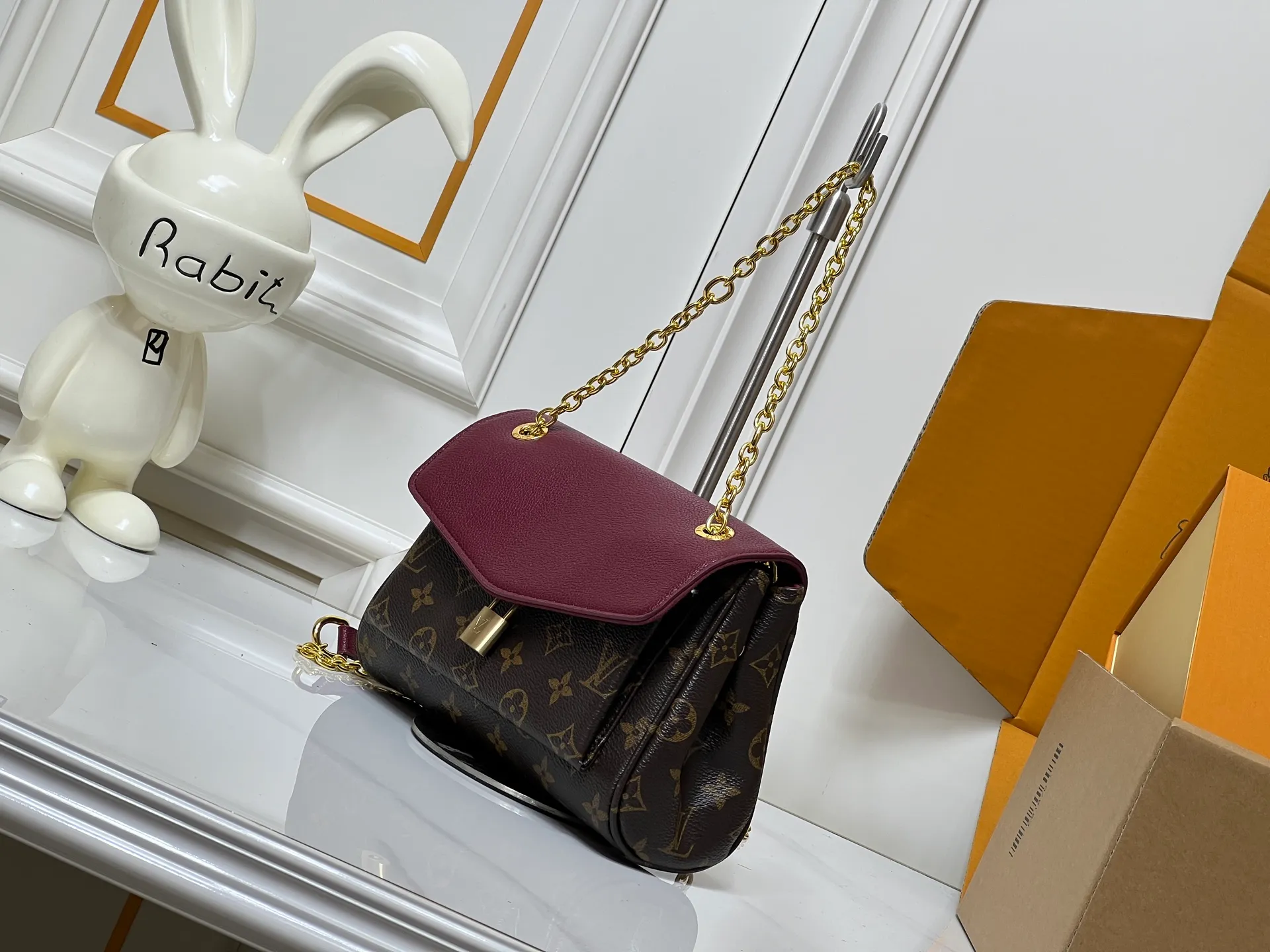 ¥300 This 𝐁𝐁 handbag is named after the exquisite and artistic Saint-Germain neighborhood in Paris. It is a stylish choice whether it is day or night. The bag is crafted from 𝐌𝐨𝐧𝐨𝐠𝐫𝐚𝐦 canvas with leather edges in a seasonal wine hue that matches the gold-toned lock – a Louis Vuitton signature design that dates back to 𝟏𝟖𝟖𝟎. The slip chain design provides a variety of matching methods, and can be worn on the shoulder. Model: M26398 Size: 𝟐𝟒 𝐱 𝟏𝟕 𝐱 𝟗 𝐜𝐦((Length 𝐱 Height 𝐱 Width)
