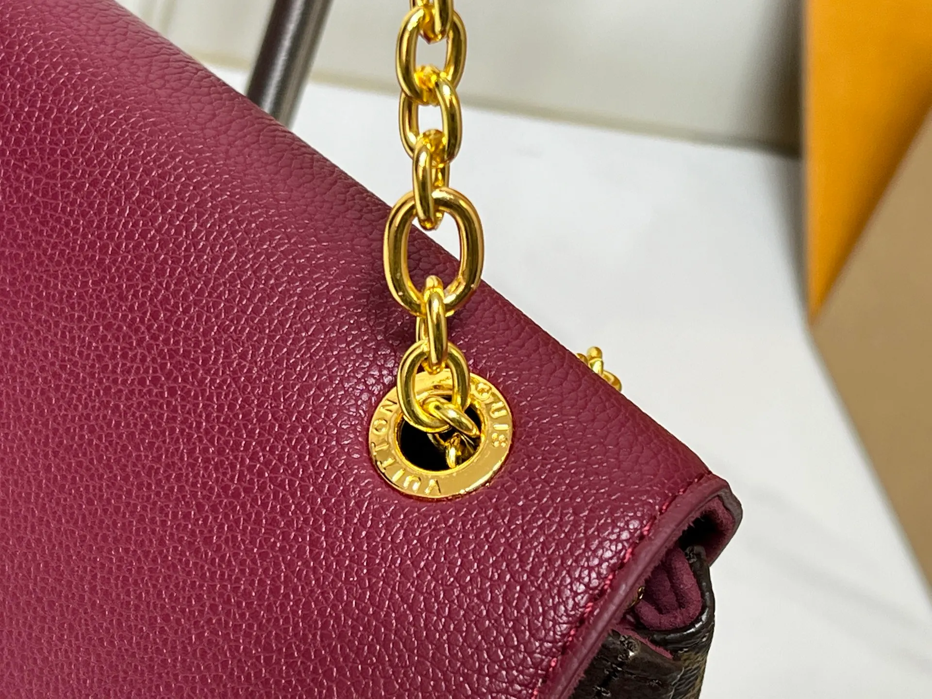 ¥300 This 𝐁𝐁 handbag is named after the exquisite and artistic Saint-Germain neighborhood in Paris. It is a stylish choice whether it is day or night. The bag is crafted from 𝐌𝐨𝐧𝐨𝐠𝐫𝐚𝐦 canvas with leather edges in a seasonal wine hue that matches the gold-toned lock – a Louis Vuitton signature design that dates back to 𝟏𝟖𝟖𝟎. The slip chain design provides a variety of matching methods, and can be worn on the shoulder. Model: M26398 Size: 𝟐𝟒 𝐱 𝟏𝟕 𝐱 𝟗 𝐜𝐦((Length 𝐱 Height 𝐱 Width)