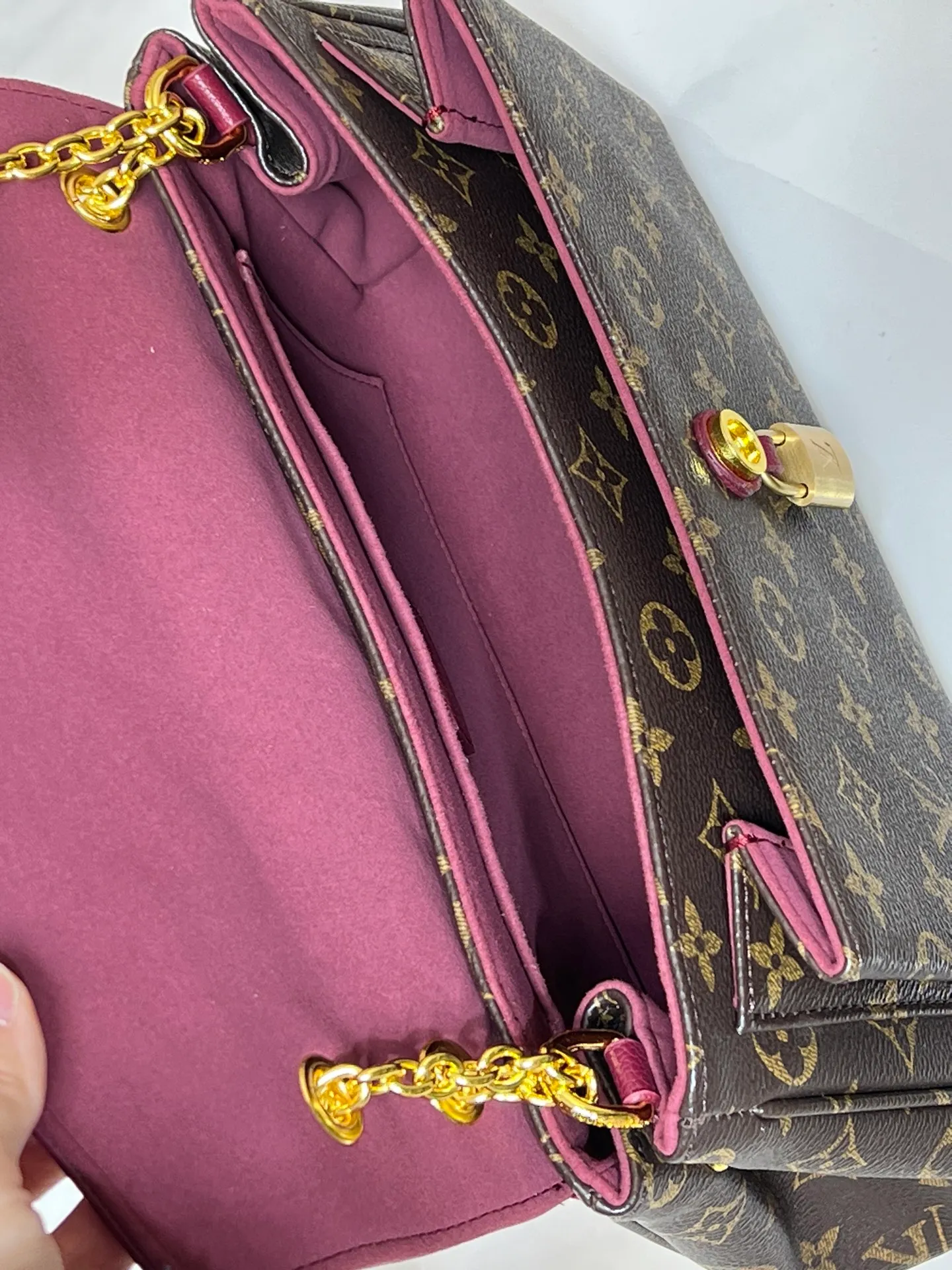 ¥300 This 𝐁𝐁 handbag is named after the exquisite and artistic Saint-Germain neighborhood in Paris. It is a stylish choice whether it is day or night. The bag is crafted from 𝐌𝐨𝐧𝐨𝐠𝐫𝐚𝐦 canvas with leather edges in a seasonal wine hue that matches the gold-toned lock – a Louis Vuitton signature design that dates back to 𝟏𝟖𝟖𝟎. The slip chain design provides a variety of matching methods, and can be worn on the shoulder. Model: M26398 Size: 𝟐𝟒 𝐱 𝟏𝟕 𝐱 𝟗 𝐜𝐦((Length 𝐱 Height 𝐱 Width)