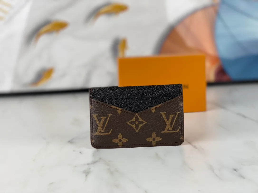 💰90💰M60166👏👏The Neo card holder made of Monogram Macassar canvas is the first choice for carrying important cards. Cowhide leather trim makes the classic Louis Vuitton pattern even more eye-catching. Dimensions: 11.0 x 7.0 x 0.6 cm