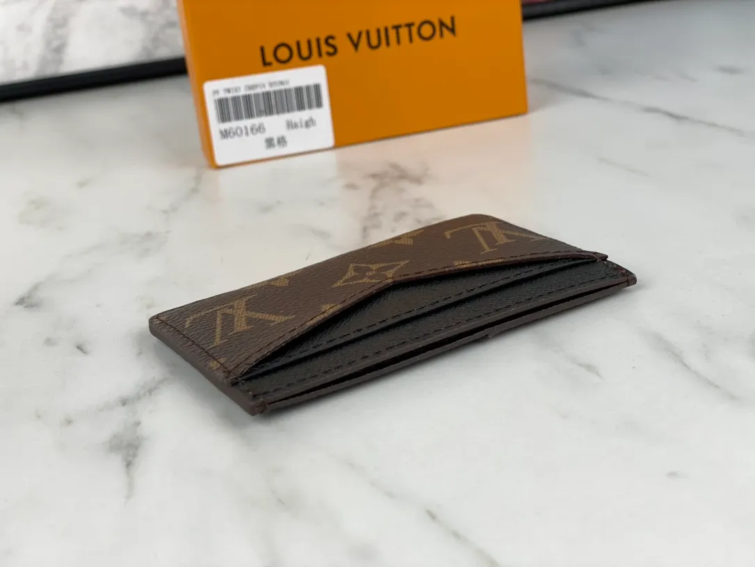 💰90💰M60166👏👏The Neo card holder made of Monogram Macassar canvas is the first choice for carrying important cards. Cowhide leather trim makes the classic Louis Vuitton pattern even more eye-catching. Dimensions: 11.0 x 7.0 x 0.6 cm