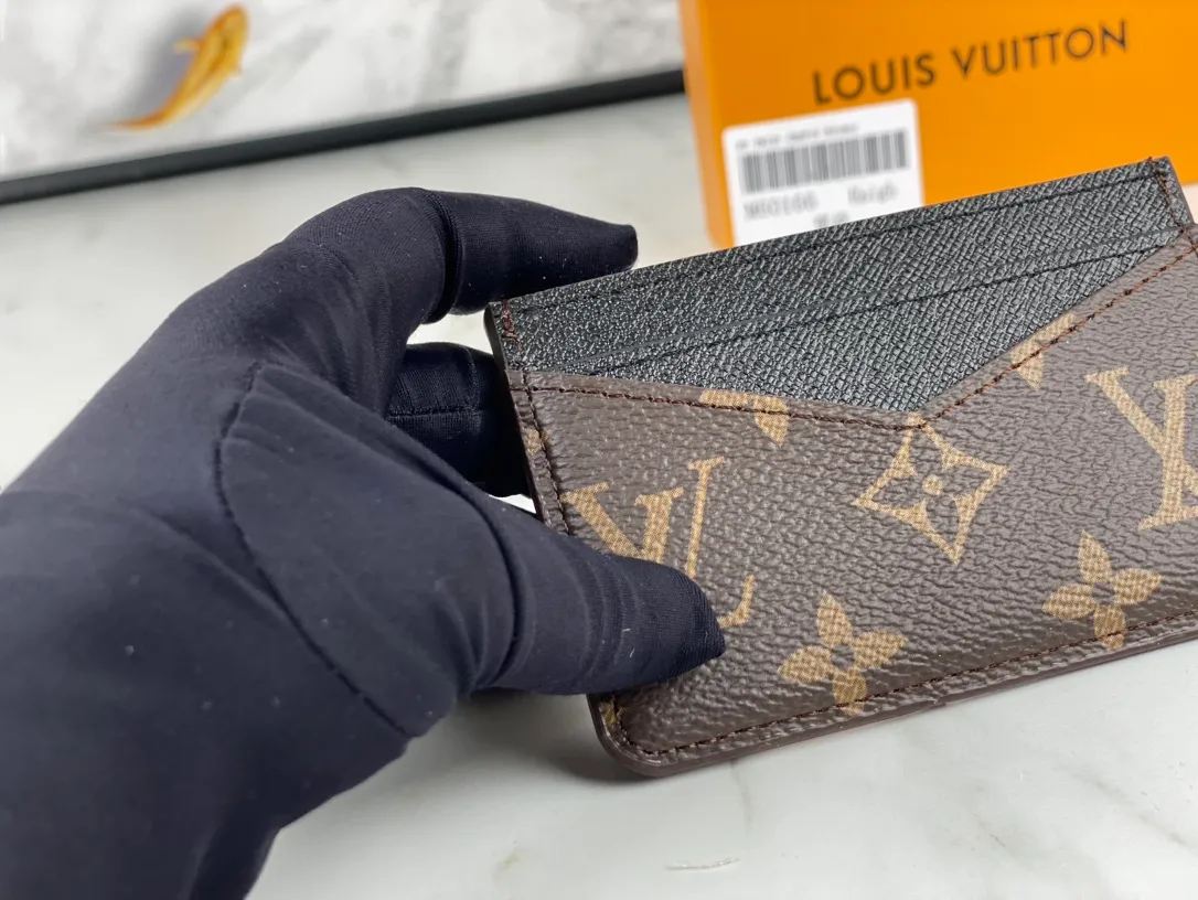 💰90💰M60166👏👏The Neo card holder made of Monogram Macassar canvas is the first choice for carrying important cards. Cowhide leather trim makes the classic Louis Vuitton pattern even more eye-catching. Dimensions: 11.0 x 7.0 x 0.6 cm