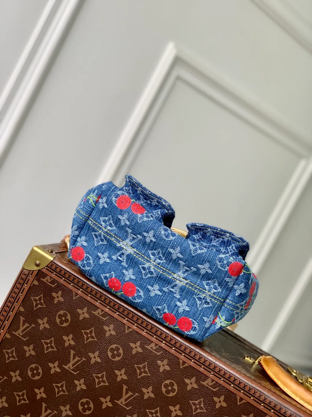 💰1380 Top Original M13679 Cherry This replica version of the Venice backpack from the Louis Vuitton x Murakami collaboration series is reinterpreted with a playful design, full of joy. The backpack is made of Monogram denim, with a detailed and unique embroidered cherry pattern that blends into the colorful and iconic aesthetics of Japanese artist Takashi Murakami. The slender shoulder strap is embellished with eye-catching natural cowhide leather elements, while the flap and two exterior patch pockets feature oversized gold-tone push-lock closures. 24 x 26 x 7 cm (length x height x width)