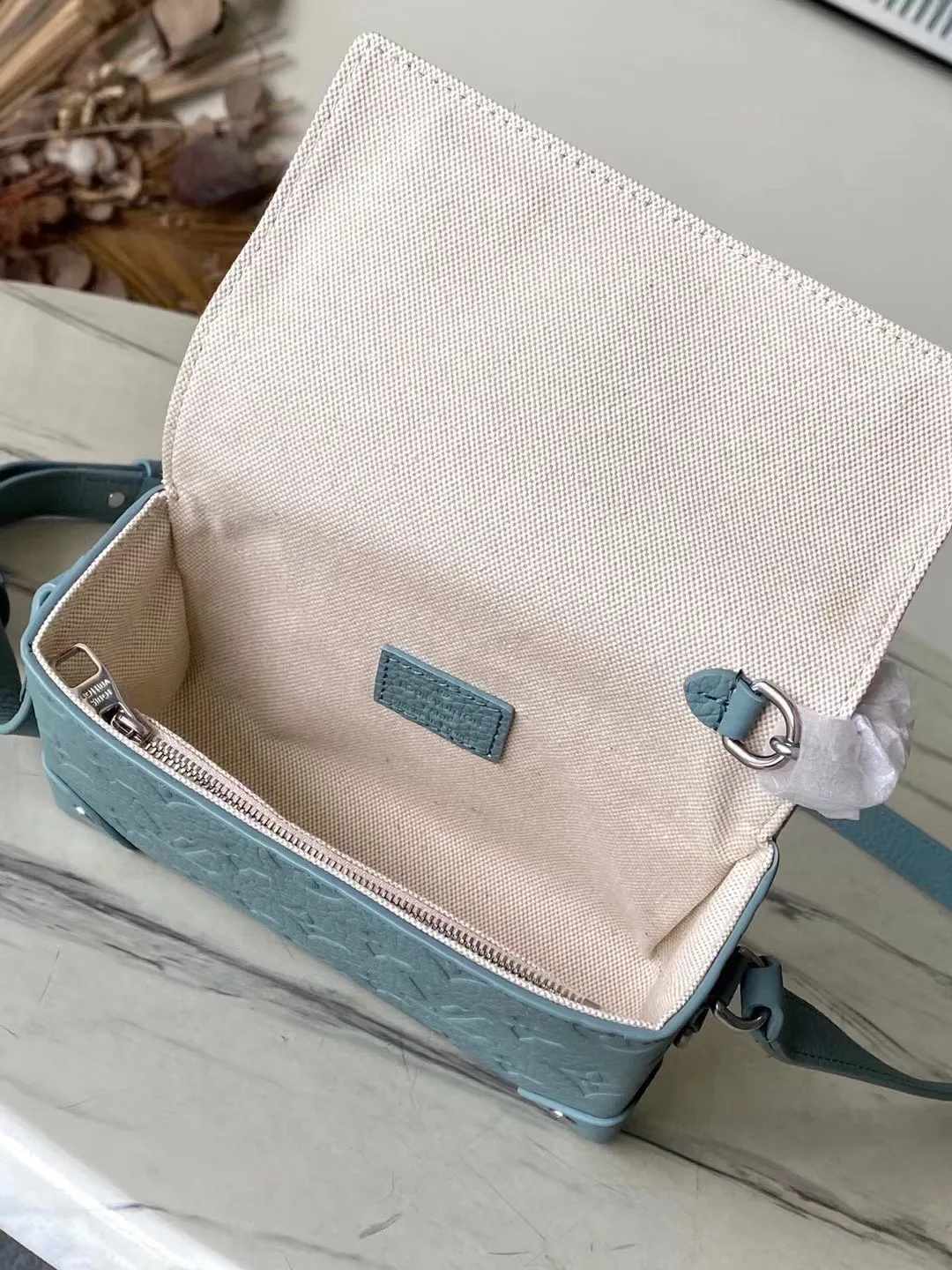 💰1000 (top-grain leather) top original order M13889 This Steamer mini handbag is made of Monogram embossed Taurillon cow leather with metal parts and leather reinforced corners. The pin and chain details pay tribute to the classic design of the Steamer handbag. The adjustable leather shoulder strap allows for comfortable shoulder or cross-body wear, and the zippered interior pocket keeps valuables secure. Dimensions: 18 × 11 × 6.5 cm