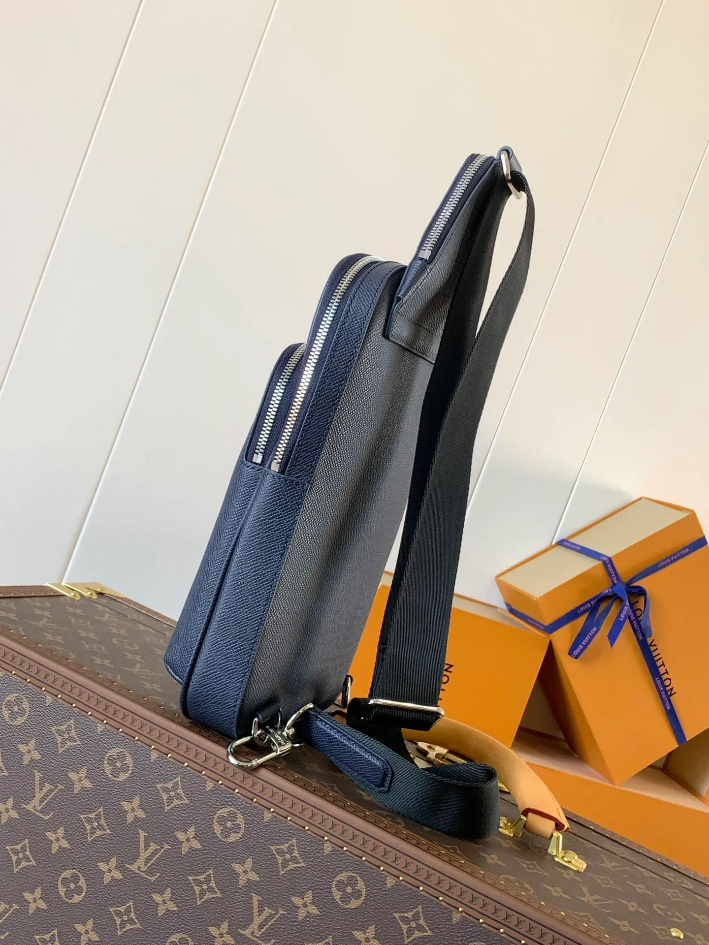 💰1020 (top-grain leather) top-quality original transcoding chip, model number: 30971 blue cross pattern] This Avenue shoulder bag is made of Damier Graphite canvas, and the front outer pocket is decorated with a Louis Vuitton Paris logo leather patch. The adjustable nylon shoulder straps can be fixed on the left and right sides with D-rings, while the canvas straps and lining are sustainable. Damier Graphite coated canvas - Calfskin trim - Textile lining - Square hardware on the front - Main compartment - Zip front pocket - Small top zip pocket - Shoulder strap, non-detachable, adjustable! ! ;Size:20x31x7CM