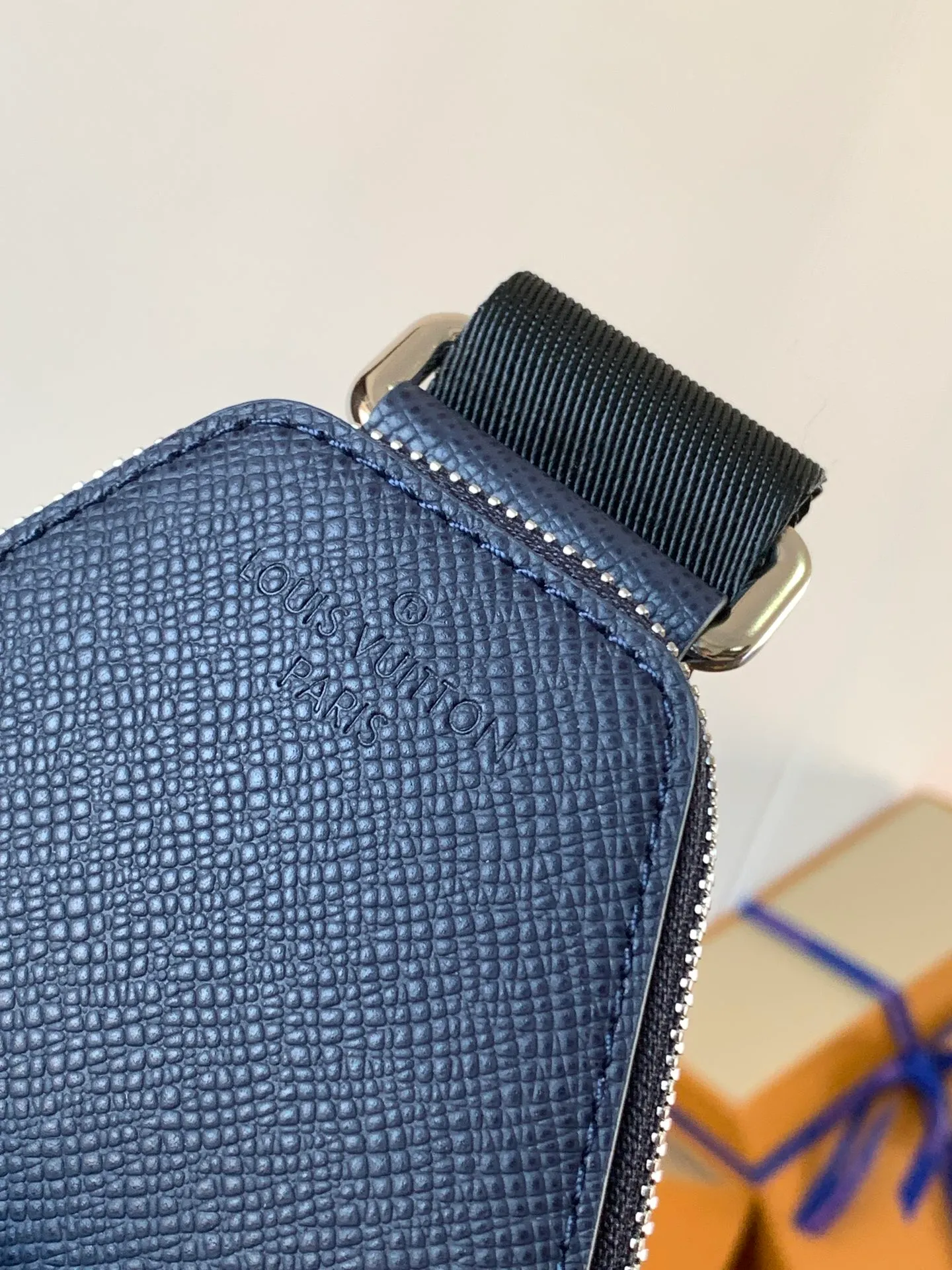 💰1020 (top-grain leather) top-quality original transcoding chip, model number: 30971 blue cross pattern] This Avenue shoulder bag is made of Damier Graphite canvas, and the front outer pocket is decorated with a Louis Vuitton Paris logo leather patch. The adjustable nylon shoulder straps can be fixed on the left and right sides with D-rings, while the canvas straps and lining are sustainable. Damier Graphite coated canvas - Calfskin trim - Textile lining - Square hardware on the front - Main compartment - Zip front pocket - Small top zip pocket - Shoulder strap, non-detachable, adjustable! ! ;Size:20x31x7CM