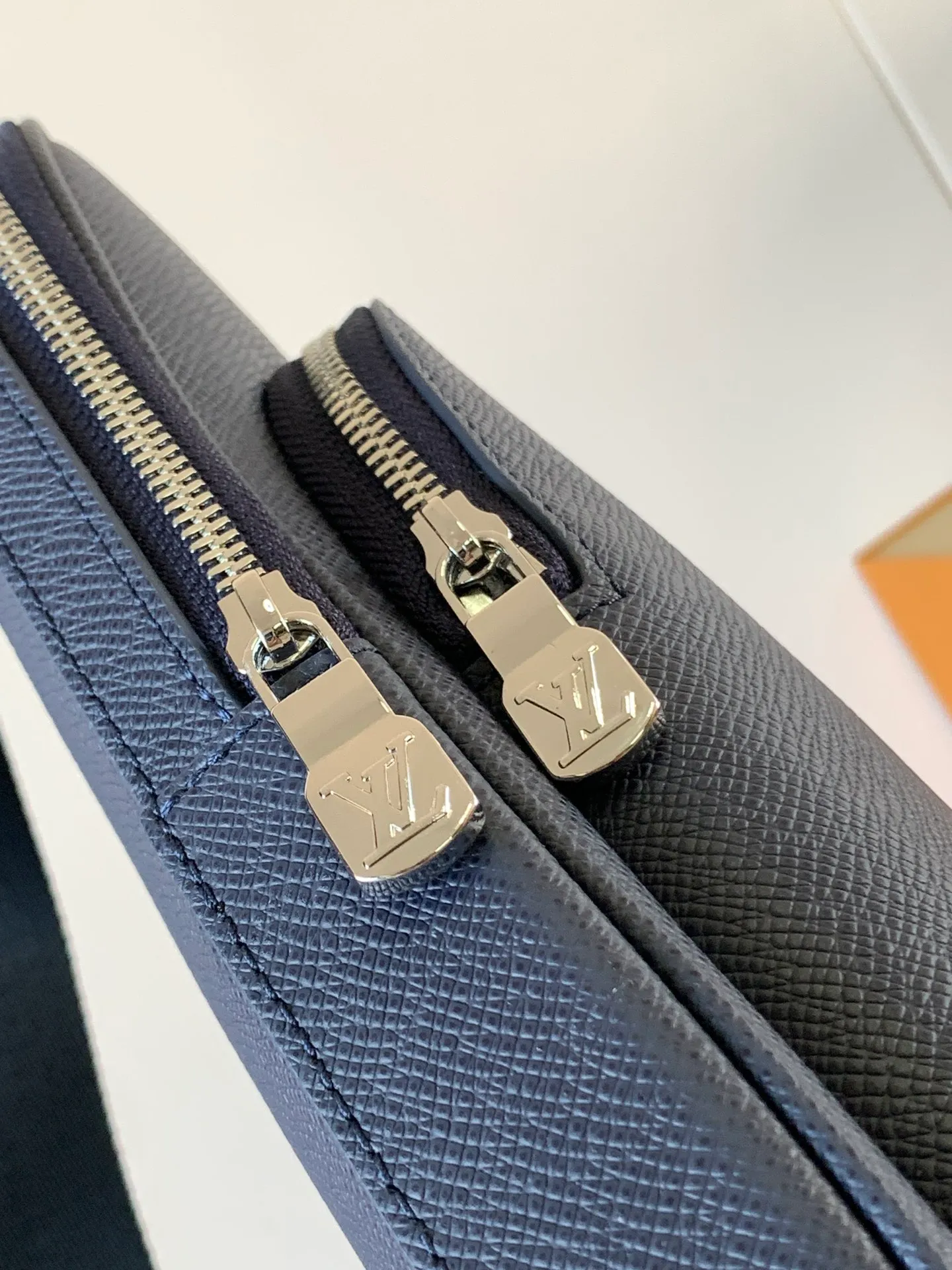 💰1020 (top-grain leather) top-quality original transcoding chip, model number: 30971 blue cross pattern] This Avenue shoulder bag is made of Damier Graphite canvas, and the front outer pocket is decorated with a Louis Vuitton Paris logo leather patch. The adjustable nylon shoulder straps can be fixed on the left and right sides with D-rings, while the canvas straps and lining are sustainable. Damier Graphite coated canvas - Calfskin trim - Textile lining - Square hardware on the front - Main compartment - Zip front pocket - Small top zip pocket - Shoulder strap, non-detachable, adjustable! ! ;Size:20x31x7CM