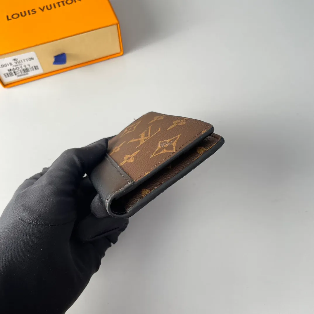 Factory price 240 🇫🇷Exclusive real shot of overseas original M60111! This Louis Vuitton pocket wallet is compact yet powerful. It can store credit cards, banknotes and receipts, and can be easily placed in a handbag or clothing pocket. Size: 11×7.5×1cm
