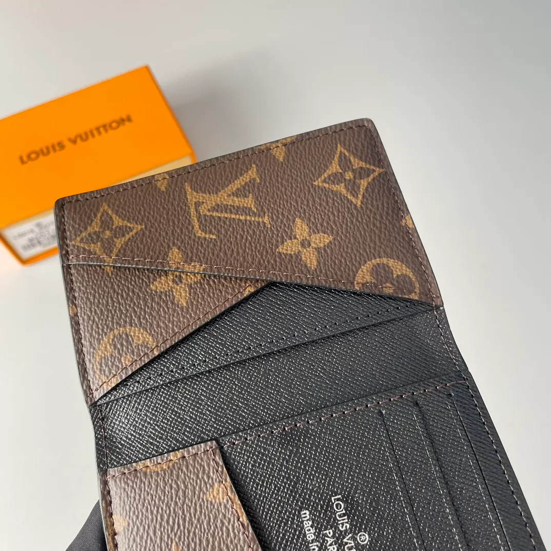 Factory price 240 🇫🇷Exclusive real shot of overseas original M60111! This Louis Vuitton pocket wallet is compact yet powerful. It can store credit cards, banknotes and receipts, and can be easily placed in a handbag or clothing pocket. Size: 11×7.5×1cm