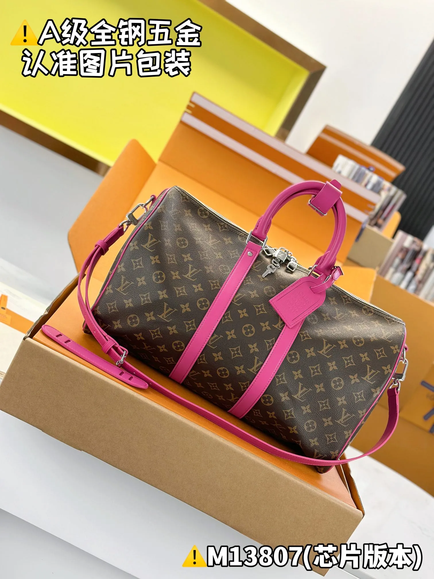 Internal price is P1960. M13807 [Original leather, all steel, chip version with full set of counter packaging] KEEPALL BANDOULIÈRE 45 travel bag This Keepall Bandoulière 45 travel bag is made of Monogram Macassar canvas with bright top handles, detachable shoulder straps and leather nameplates, and is inspired by the brand's original hard box with a striped fabric lining. 27 x 20 x 45 cm (height x width x length)