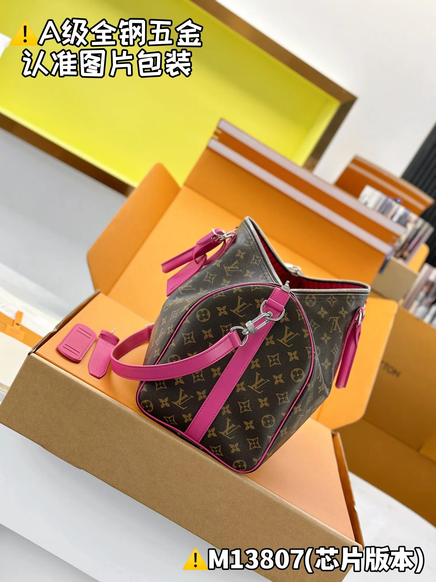 Internal price is P1960. M13807 [Original leather, all steel, chip version with full set of counter packaging] KEEPALL BANDOULIÈRE 45 travel bag This Keepall Bandoulière 45 travel bag is made of Monogram Macassar canvas with bright top handles, detachable shoulder straps and leather nameplates, and is inspired by the brand's original hard box with a striped fabric lining. 27 x 20 x 45 cm (height x width x length)