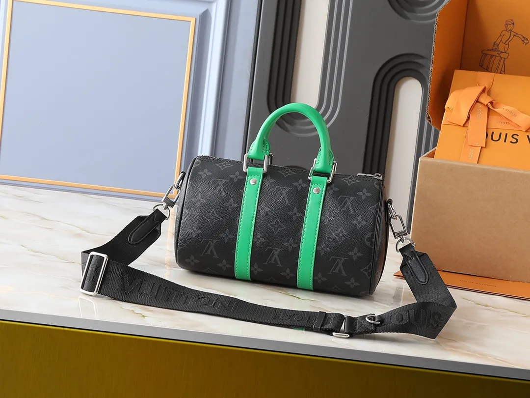 💰240💰Upgraded from the original M25855 M46271 N00148 M14026 M14919 M15076 M15428 M14078 M20900 This Keepall Bandoulière 25 handbag has the modern style of Monogram Eclipse canvas, with side straps, handles and name tags made of distressed metal parts and bright leather. The compact design is suitable for urban travel, and the rolled handles and removable and adjustable fabric shoulder strap allow for a variety of carrying options. Dimensions: 25.0 x 15.0 x 11.0 cm (length x height x width)