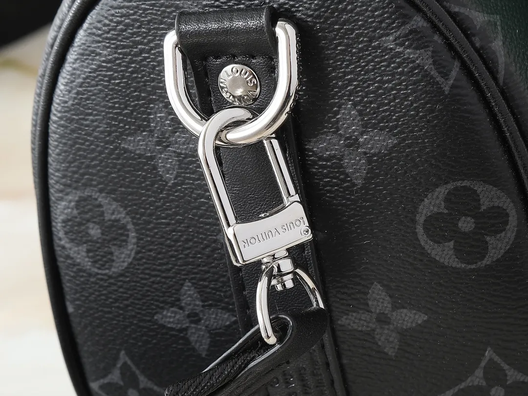 💰240💰Upgraded from the original M25855 M46271 N00148 M14026 M14919 M15076 M15428 M14078 M20900 This Keepall Bandoulière 25 handbag has the modern style of Monogram Eclipse canvas, with side straps, handles and name tags made of distressed metal parts and bright leather. The compact design is suitable for urban travel, and the rolled handles and removable and adjustable fabric shoulder strap allow for a variety of carrying options. Dimensions: 25.0 x 15.0 x 11.0 cm (length x height x width)