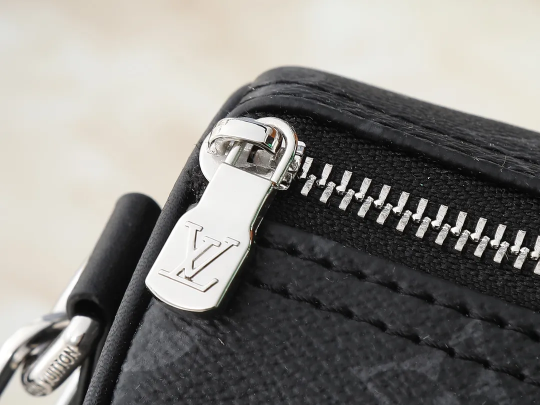 💰240💰Upgraded from the original M25855 M46271 N00148 M14026 M14919 M15076 M15428 M14078 M20900 This Keepall Bandoulière 25 handbag has the modern style of Monogram Eclipse canvas, with side straps, handles and name tags made of distressed metal parts and bright leather. The compact design is suitable for urban travel, and the rolled handles and removable and adjustable fabric shoulder strap allow for a variety of carrying options. Dimensions: 25.0 x 15.0 x 11.0 cm (length x height x width)