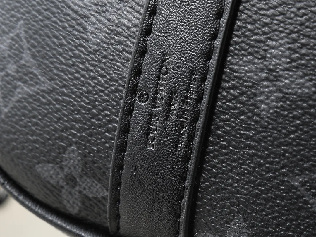 💰240💰Upgraded from the original M25855 M46271 N00148 M14026 M14919 M15076 M15428 M14078 M20900 This Keepall Bandoulière 25 handbag has the modern style of Monogram Eclipse canvas, with side straps, handles and name tags made of distressed metal parts and bright leather. The compact design is suitable for urban travel, and the rolled handles and removable and adjustable fabric shoulder strap allow for a variety of carrying options. Dimensions: 25.0 x 15.0 x 11.0 cm (length x height x width)