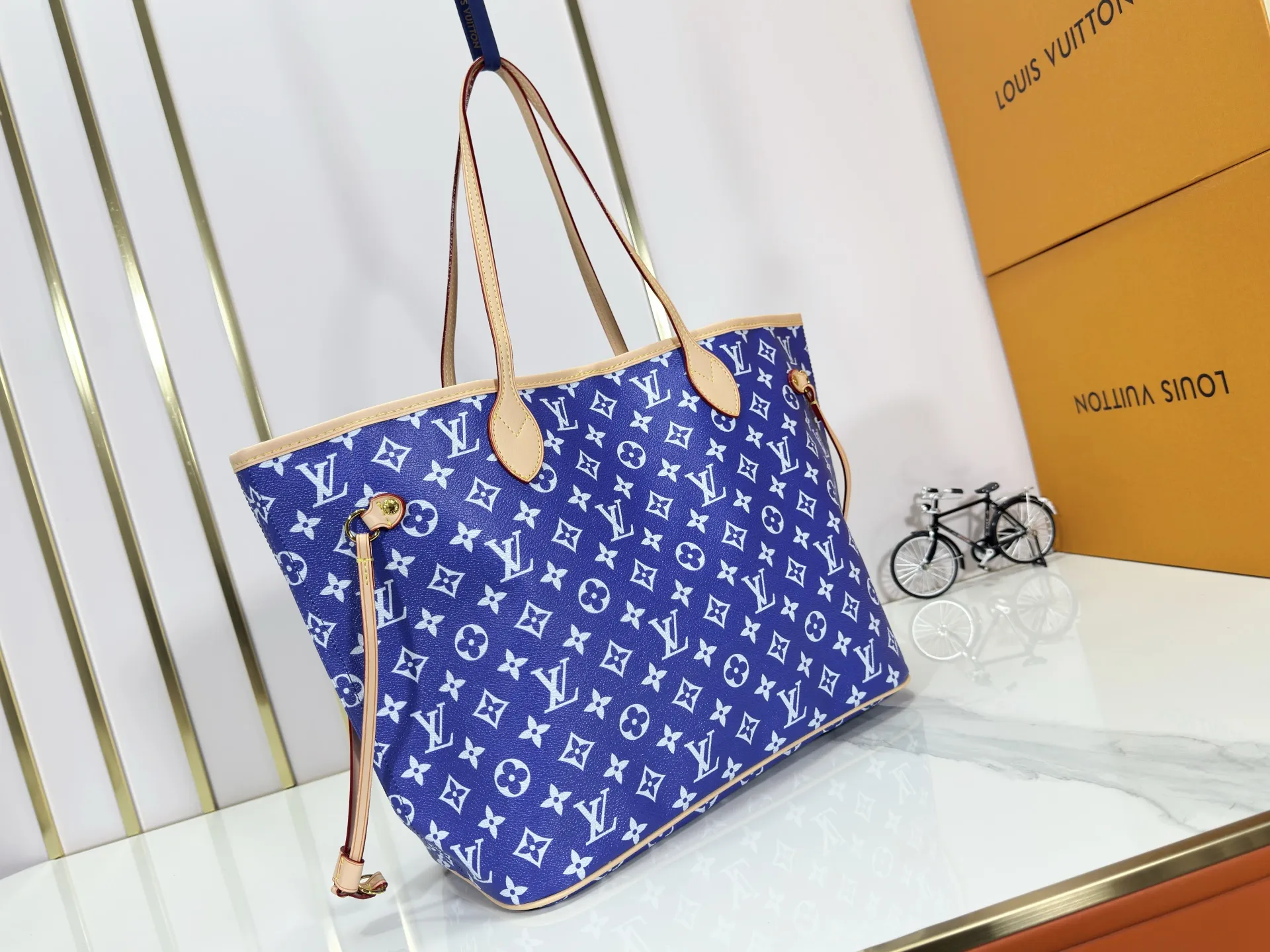 P280 Upgraded Original M40995 The legendary Neverfull bag always meets your every handbag need. It has a large capacity but is not bulky. It is stiff and soft to the touch, making it suitable for home and travel. Tighten the side ties and it instantly transforms into a stylish urban handbag. Loosen the straps and it transforms into a chic and practical handbag. The slender leather handle can be carried over the shoulder or between the arms. The model shown here is made of Damier Ebène canvas. Dimensions: 31.0 x 28.0 x 14.0 cm