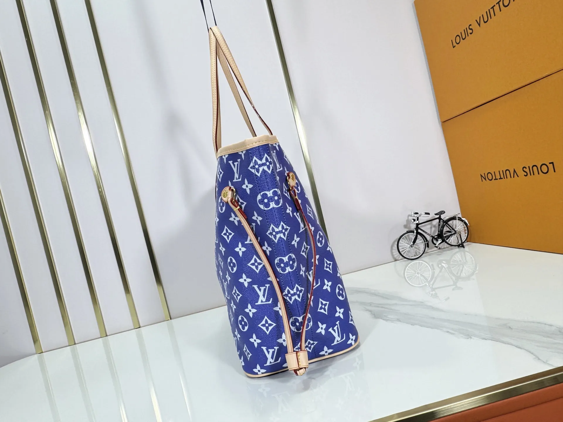 P280 Upgraded Original M40995 The legendary Neverfull bag always meets your every handbag need. It has a large capacity but is not bulky. It is stiff and soft to the touch, making it suitable for home and travel. Tighten the side ties and it instantly transforms into a stylish urban handbag. Loosen the straps and it transforms into a chic and practical handbag. The slender leather handle can be carried over the shoulder or between the arms. The model shown here is made of Damier Ebène canvas. Dimensions: 31.0 x 28.0 x 14.0 cm