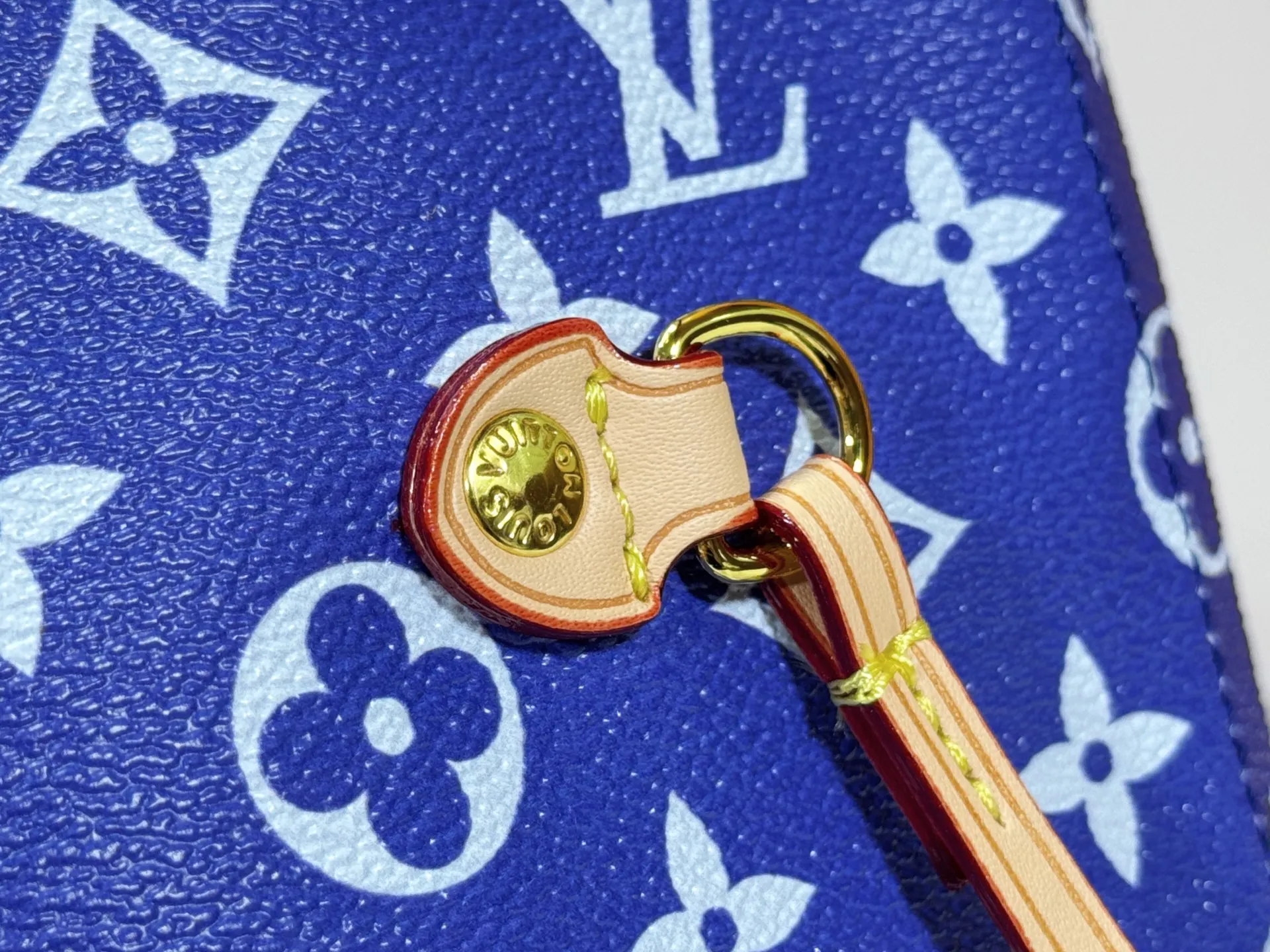 P280 Upgraded Original M40995 The legendary Neverfull bag always meets your every handbag need. It has a large capacity but is not bulky. It is stiff and soft to the touch, making it suitable for home and travel. Tighten the side ties and it instantly transforms into a stylish urban handbag. Loosen the straps and it transforms into a chic and practical handbag. The slender leather handle can be carried over the shoulder or between the arms. The model shown here is made of Damier Ebène canvas. Dimensions: 31.0 x 28.0 x 14.0 cm