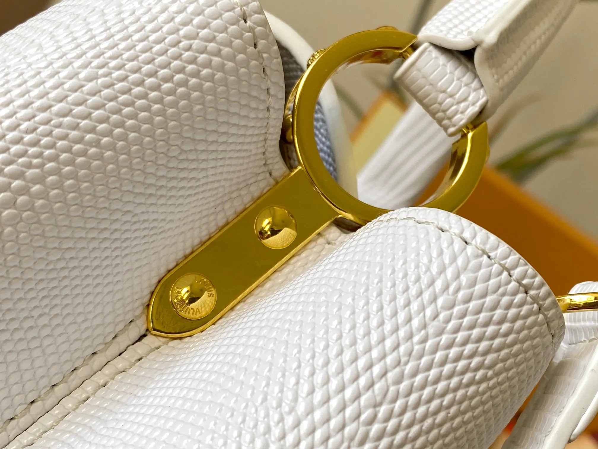 Top original P440 Guangzhou-made M99528 white lizard skin gold buckle CapucinesBB handbag exquisitely combines graceful lizard skin outer layer, delicate sheepskin lining and glossy metal parts. The iconic flip cover makes two styles fashionable. The LV logo is read on the inside and Monogram flowers bloom on the outside. It lights up an eye-catching corner for evening occasions and adds a personalized atmosphere to the wardrobe. Shine gorgeous style in day and night occasions.  Detailed features 27 x 18 x 9 cm (length x height x width)