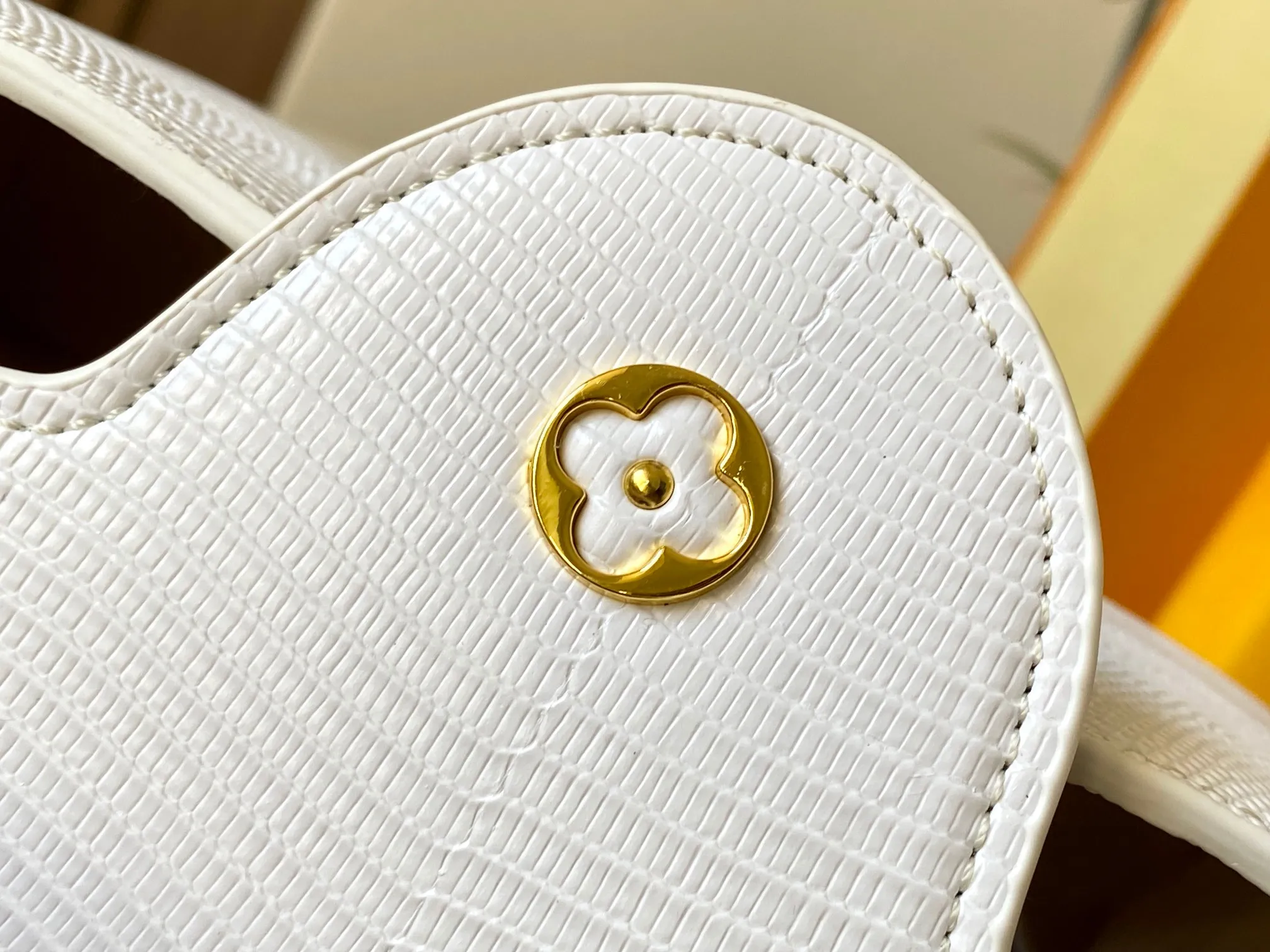 Top original P440 Guangzhou-made M99528 white lizard skin gold buckle CapucinesBB handbag exquisitely combines graceful lizard skin outer layer, delicate sheepskin lining and glossy metal parts. The iconic flip cover makes two styles fashionable. The LV logo is read on the inside and Monogram flowers bloom on the outside. It lights up an eye-catching corner for evening occasions and adds a personalized atmosphere to the wardrobe. Shine gorgeous style in day and night occasions.  Detailed features 27 x 18 x 9 cm (length x height x width)