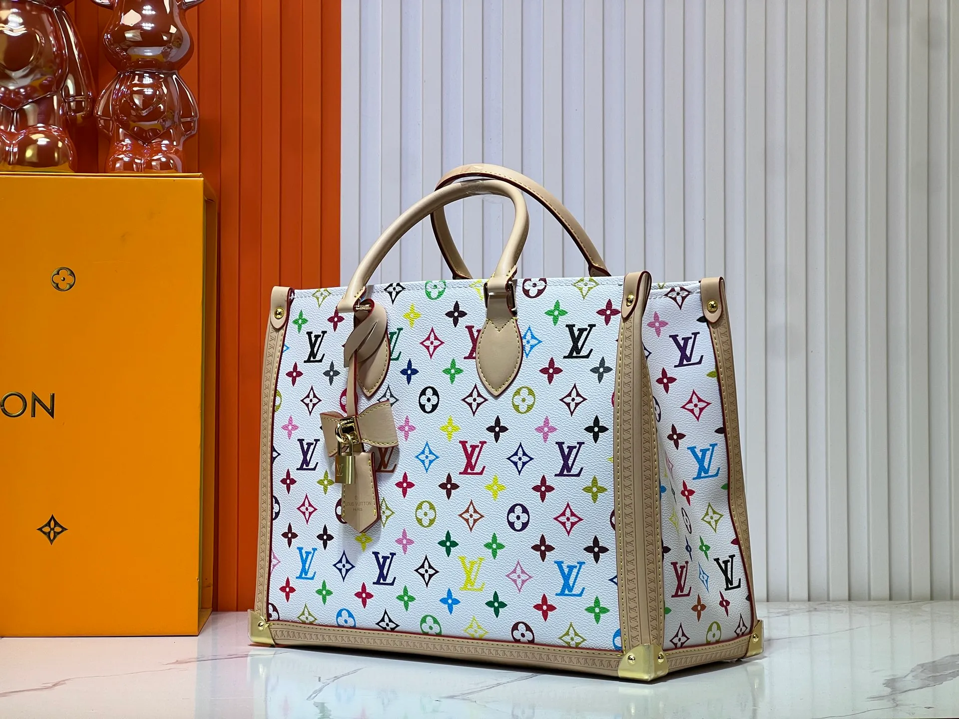 Batch 320💰Upgraded original M13079 Louis Vuitton x Takashi Murakami reissue series interprets the OnTheGo medium handbag in a smart way. The colorful Monogram canvas body, cowhide leather trim and LV x TM key bag highlight the sophisticated style. The shiny corners recall the design of traditional Louis Vuitton luggage, and the shoulder strap and top handle allow for multiple carrying methods. Dimensions: 35.0 x 27.0 x 14.0 cm (length x height x width)