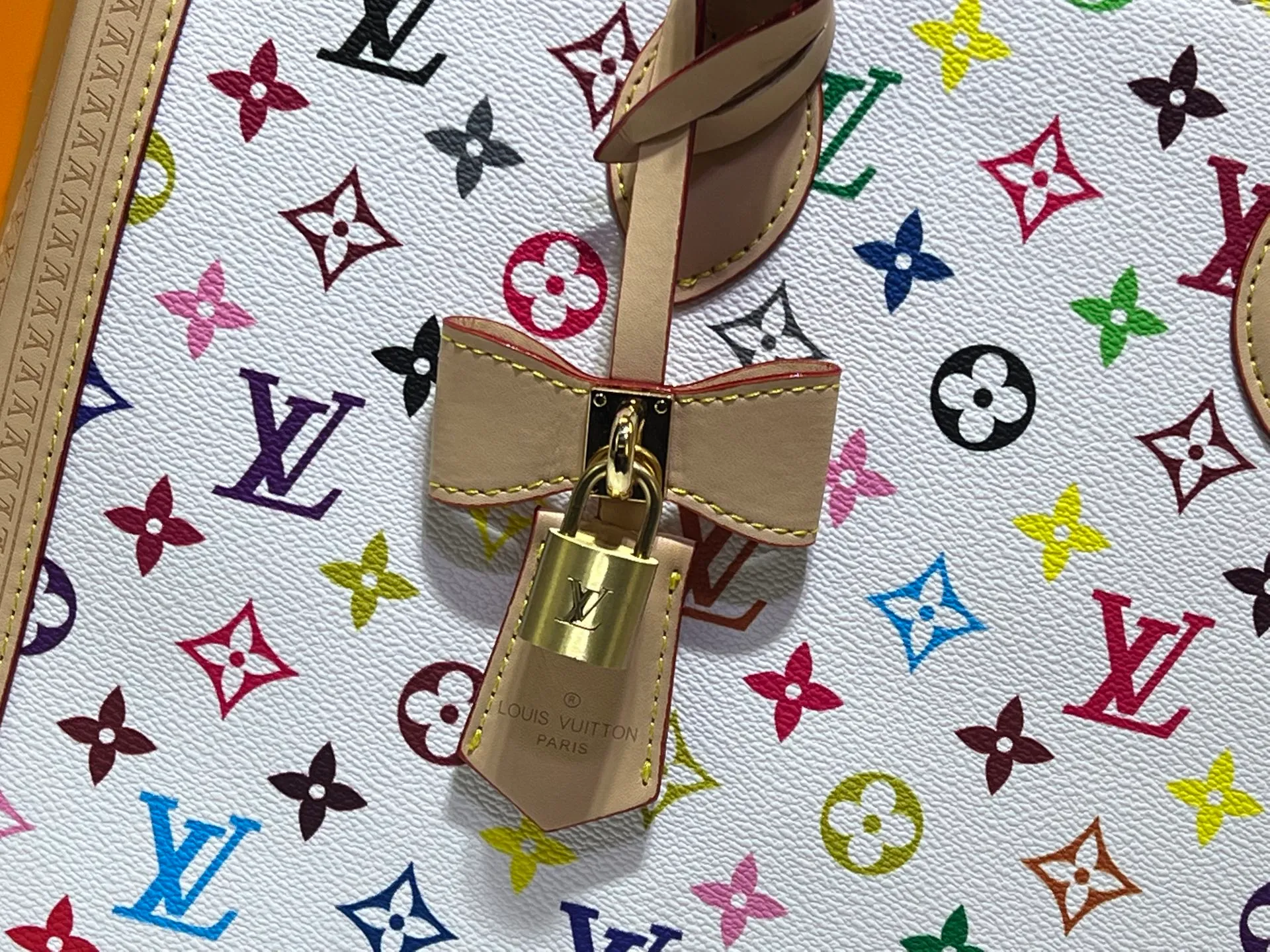 Batch 320💰Upgraded original M13079 Louis Vuitton x Takashi Murakami reissue series interprets the OnTheGo medium handbag in a smart way. The colorful Monogram canvas body, cowhide leather trim and LV x TM key bag highlight the sophisticated style. The shiny corners recall the design of traditional Louis Vuitton luggage, and the shoulder strap and top handle allow for multiple carrying methods. Dimensions: 35.0 x 27.0 x 14.0 cm (length x height x width)